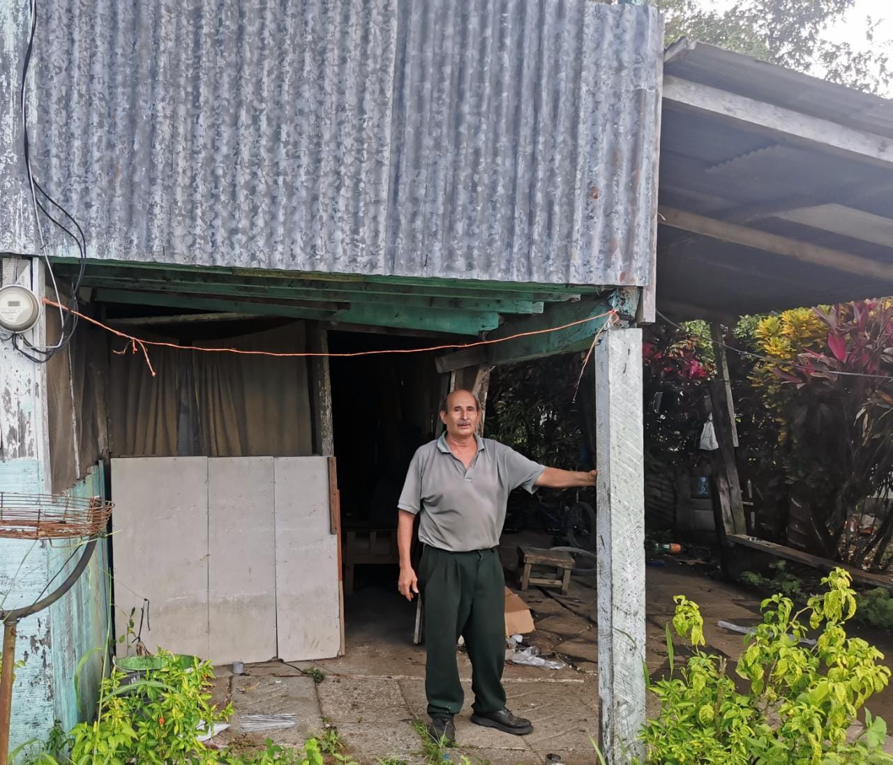 Roy Arias, vecino de Laurel asegura que su casa quedó inhabitable tras el sismo de este miércoles. Foto: Patricia Recio.