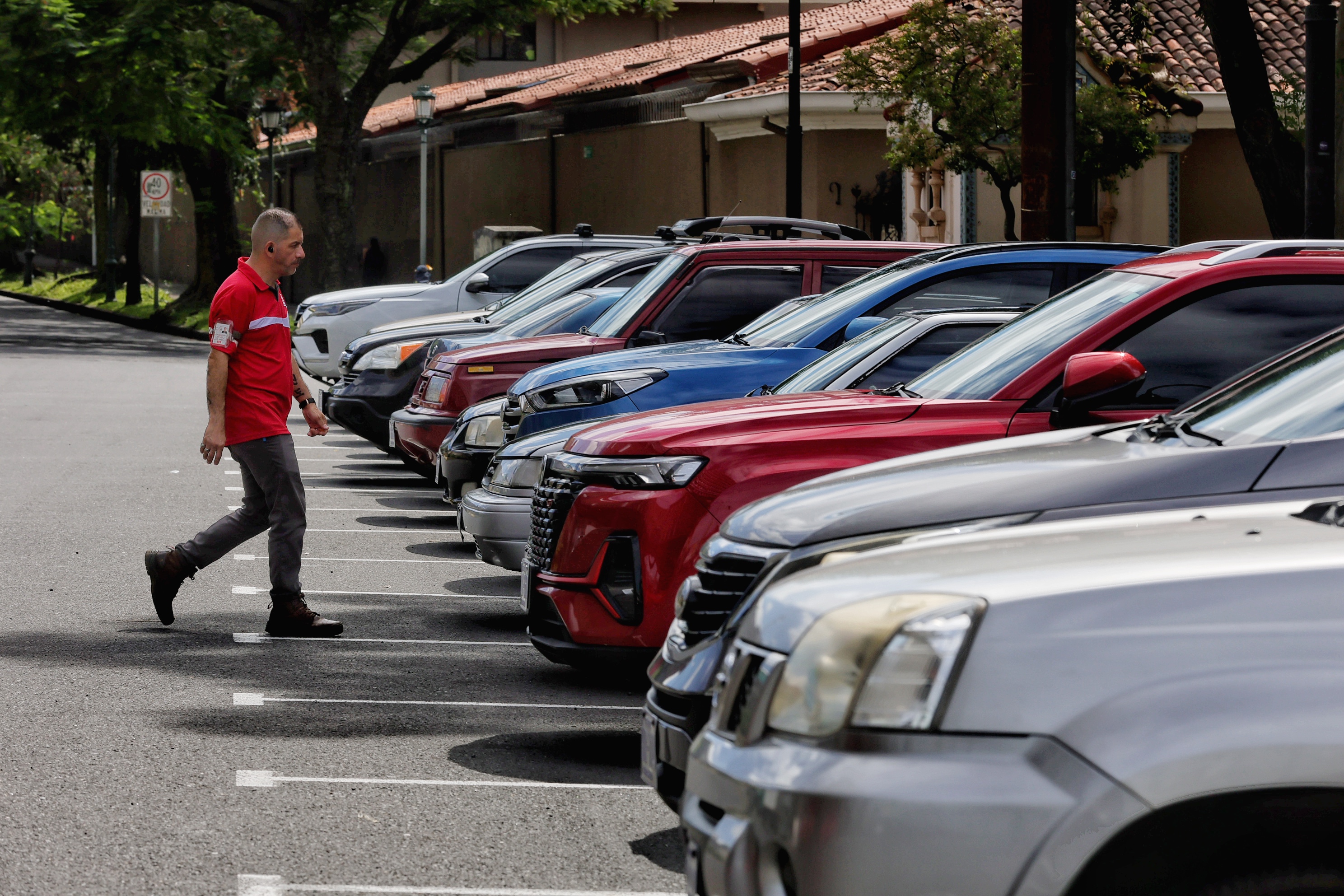 Parqueo lleno de vehículos en Costa Rica, en el contexto de la aprobación de una ley que elimina el impuesto a la propiedad vehicular.