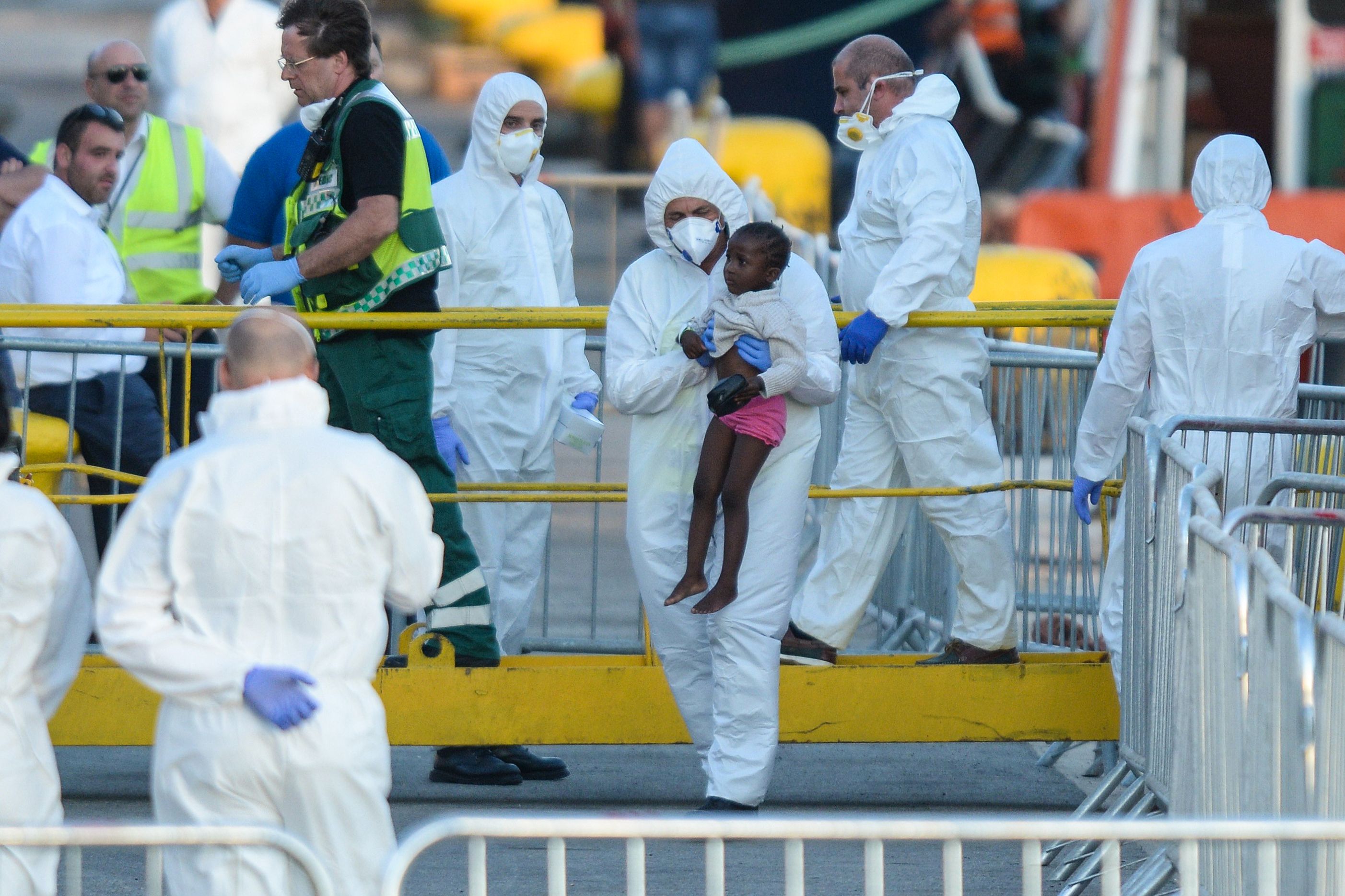 Un niño migrante recibe ayuda al llegar a bordo del barco Lifeline, en el puerto de La Valeta, Malta, el 27 de junio del 2018.