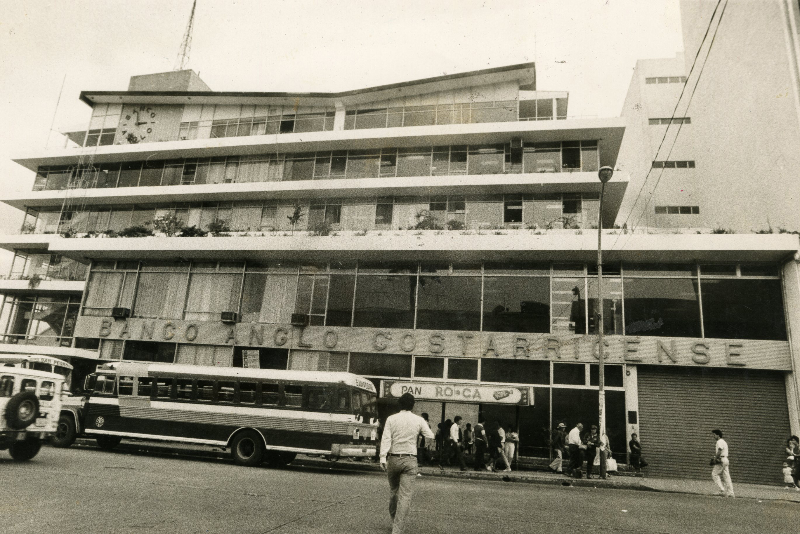 Fachada del Banco Anglo Costarricense que fue cerrado el 14 de setiembre de 1994 por el presidente José María Figueres. Foto archivo LN