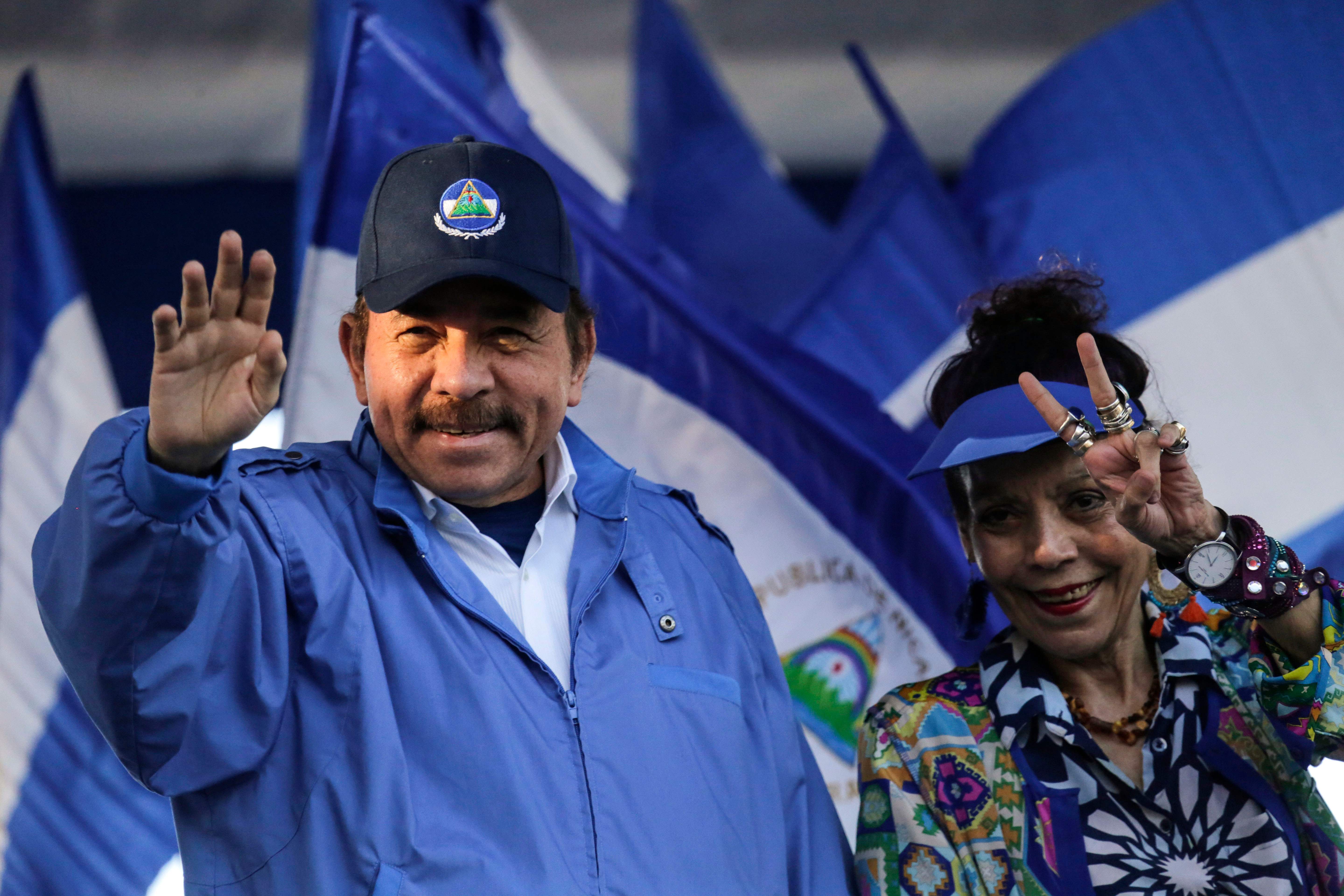 En esta imagen de archivo tomada el 5 de septiembre de 2018, el presidente nicaragüense, Daniel Ortega (L) y su esposa y el vicepresidente Rosario Murillo, hicieron gestos a los simpatizantes durante un mitin en Managua. AFP