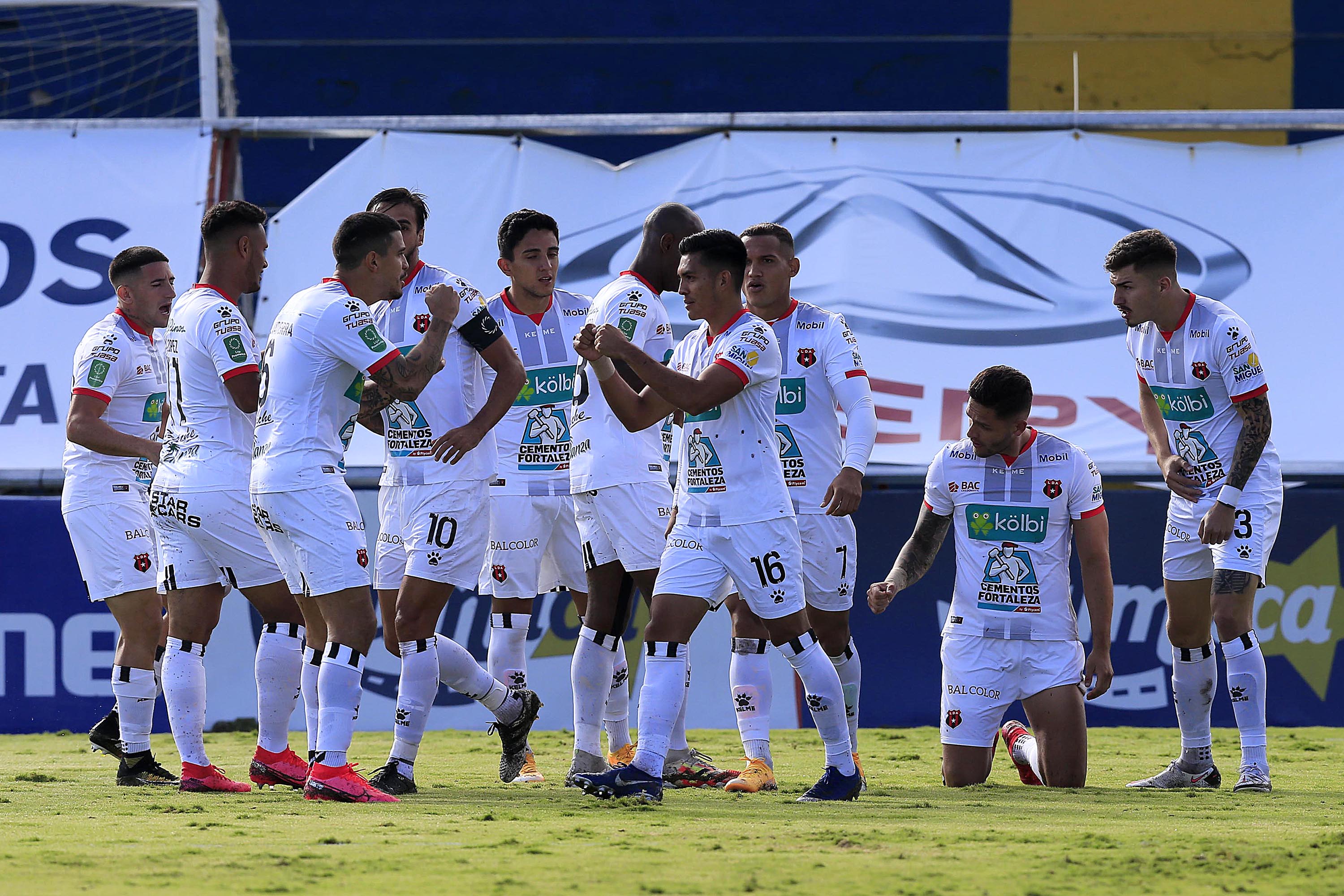 Contra los pronósticos, el primer partido de la semifinal entre Cartaginés y Alajuelense tuvo muchos goles. Fotografía: Rafael Pacheco
