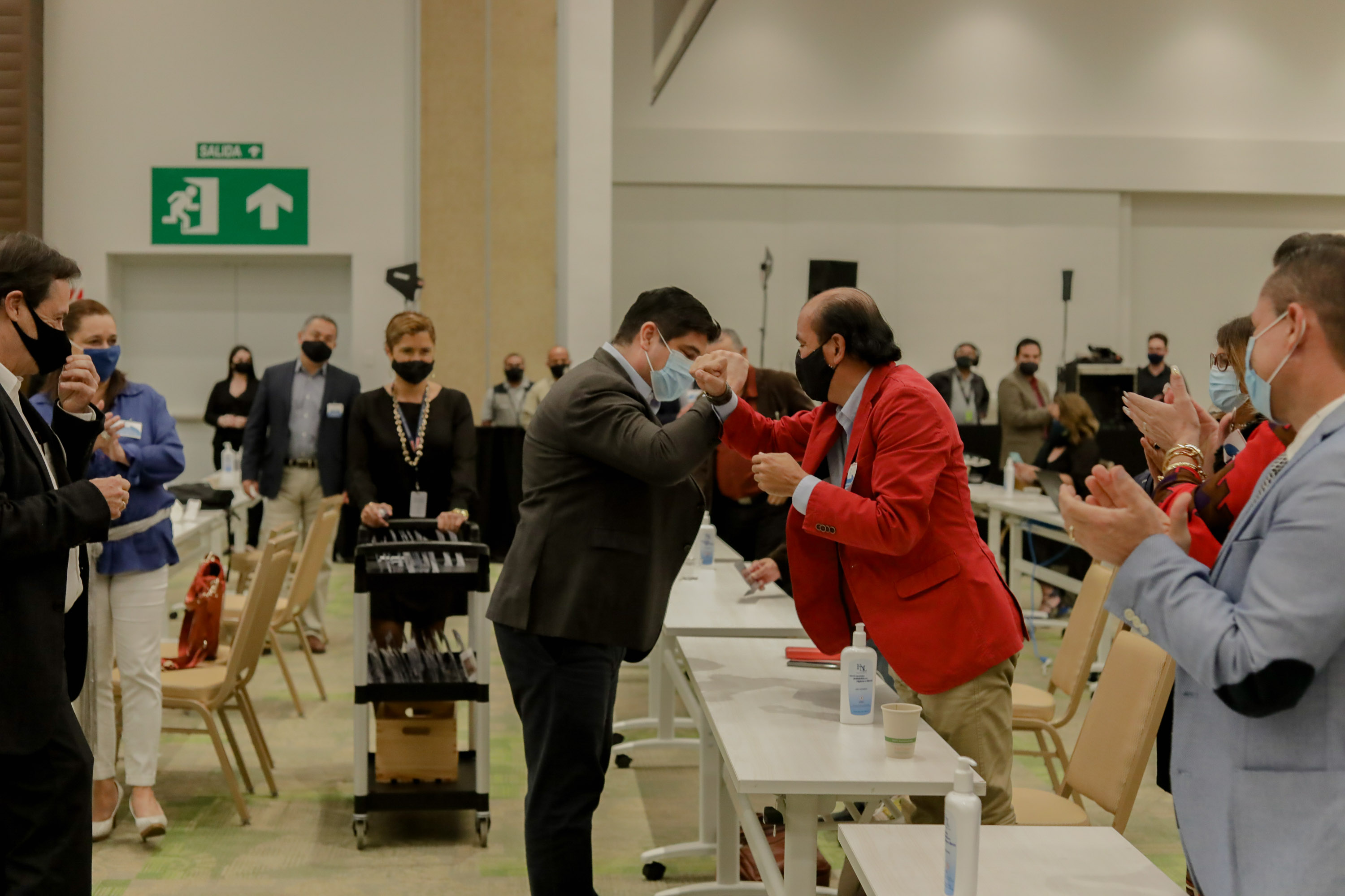 21/11/2020. El presidente de la República, Carlos Alvarado, se dedicó a saludar a los participantes al cierre del foro multisectorial de diálogo. En la foto aparece con Jorge Coronado, representante del bloque sindical Bussco. Foto: Roberto Carlos Sánchez / Presidencia para LN.