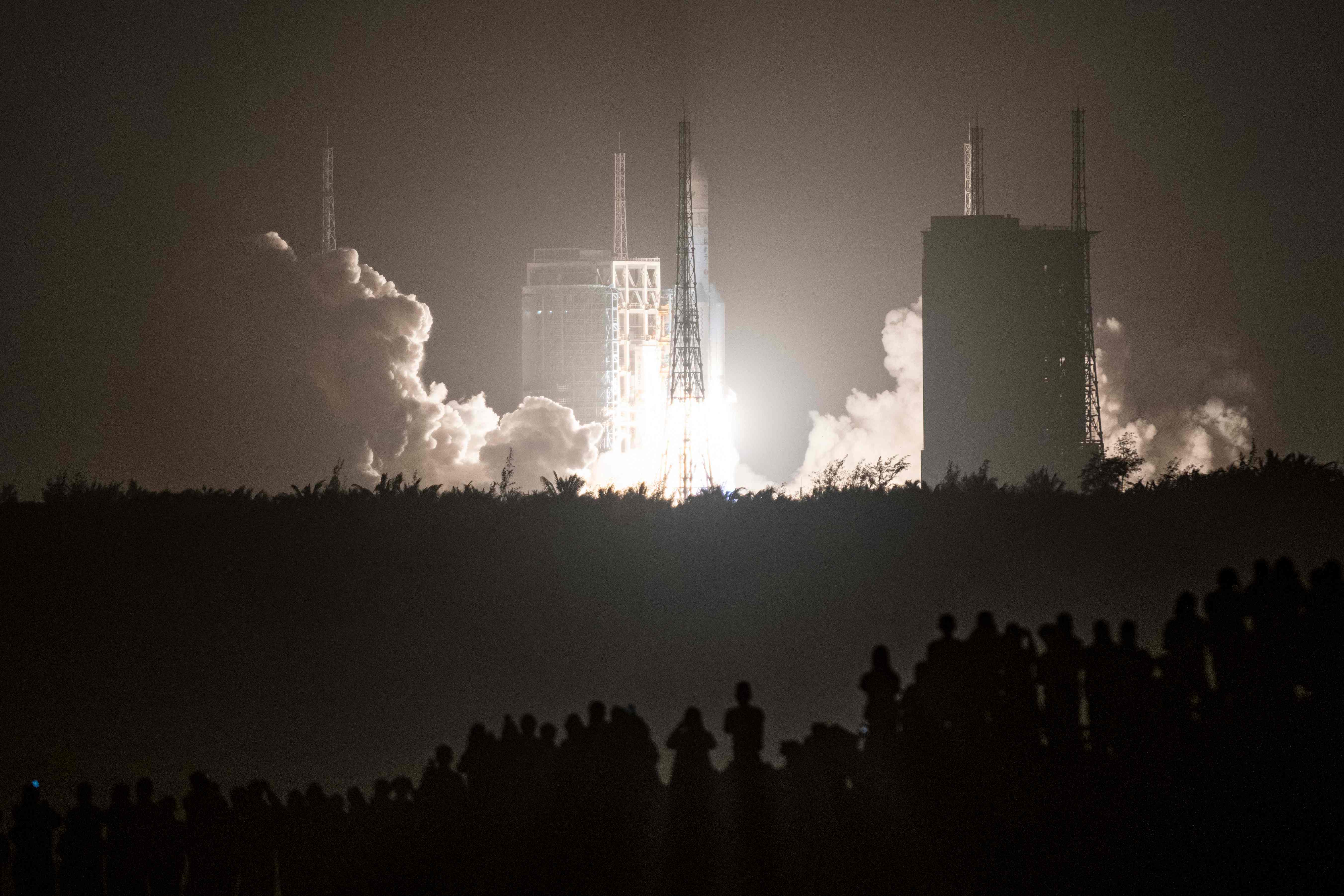 A Long March 5 rocket carrying China's Chang'e-5 lunar probe launches from the Wenchang Space Center on China's southern Hainan Island on November 24, 2020, on a mission to bring back lunar rocks, the first attempt by any nation to retrieve samples from the moon in four decades. - China on Tuesday launched an unmanned spacecraft to bring back lunar rocks -- the first attempt by any nation to retrieve samples from the Moon in four decades.
A Long March 5 rocket carrying the Chang'e-5 probe, named after the mythical Chinese moon goddess, blasted off from the Wenchang Space Center on the southern island province of Hainan at 4:30 am (2030 GMT Monday), the official Xinhua news agency reported. (Photo by STR / AFP) / China OUT