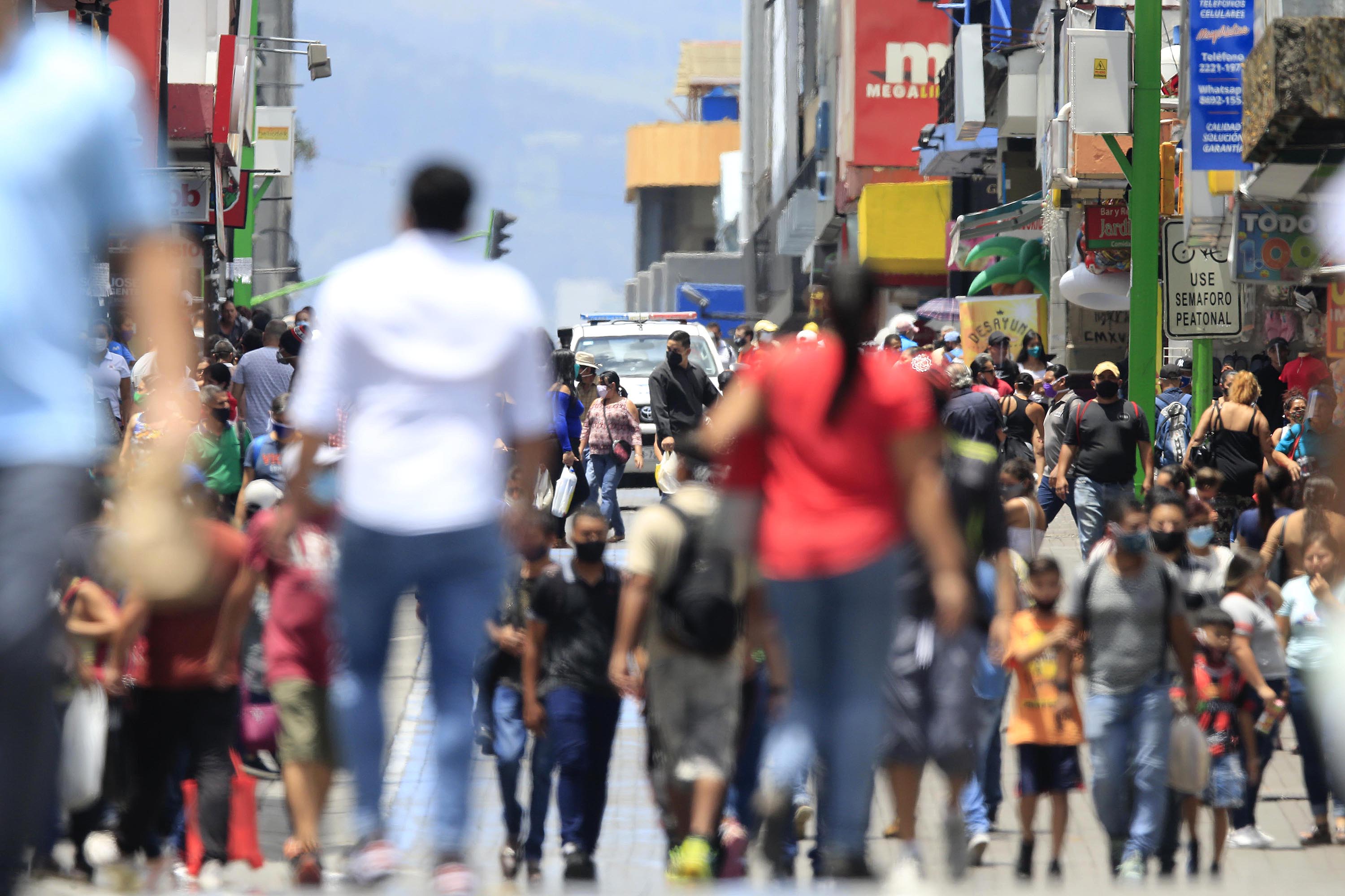 06/07/2020 San José. Este era el movimiento, con mucha gente en la calle, en la avenida cuarta, a las 11:50 a.m., al tiempo que siguen subiendo alarmantemente los casos positivos de covid-19. Foto: Rafael Pacheco