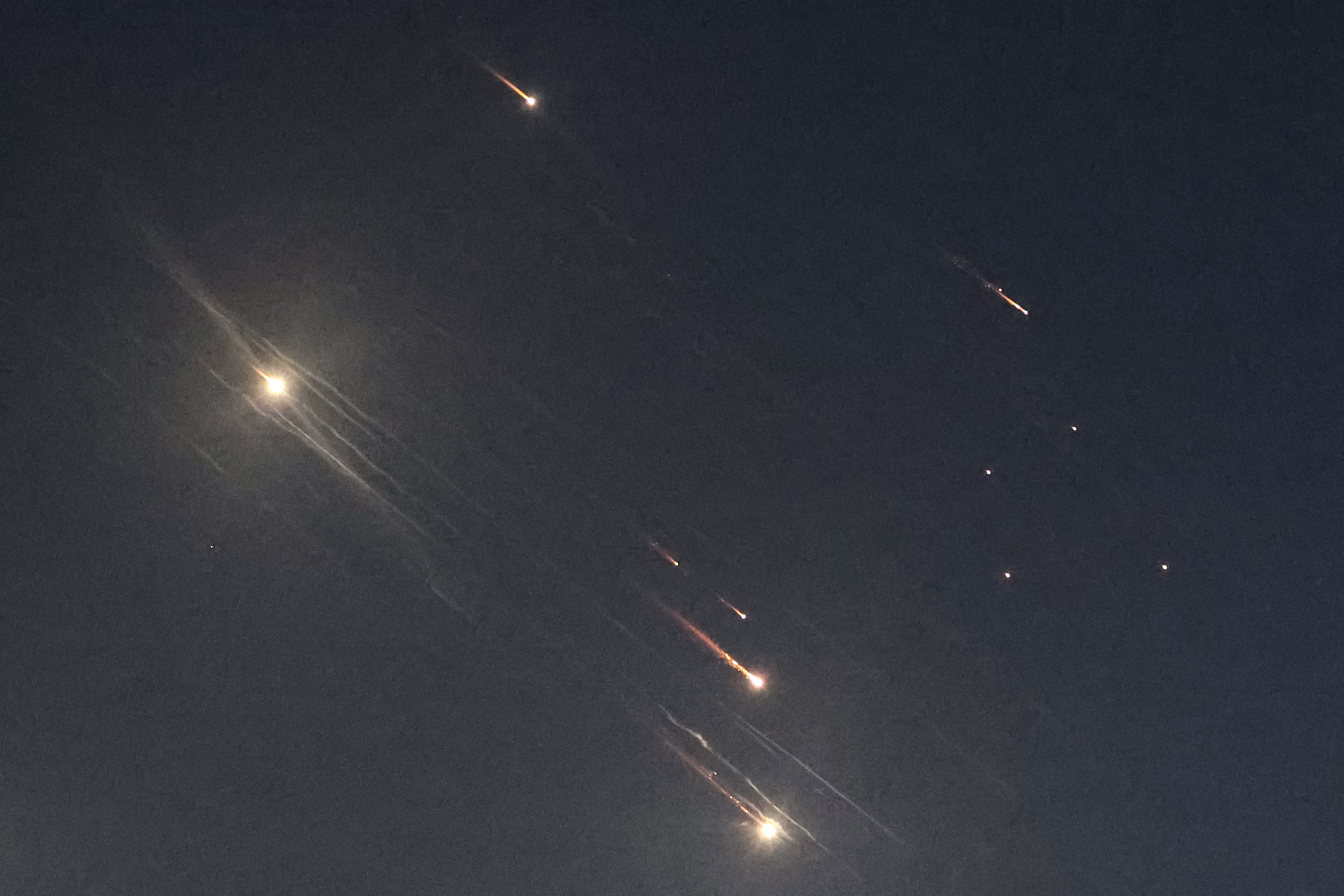 Esta imagen muestra proyectiles interceptados por Israel sobre Tel Aviv. Las sirenas antiaéreas sonaron en el centro, según informó el ejército, un día después de que lanzaran operaciones terrestres en el sur del Líbano contra posiciones de Hezbolá.