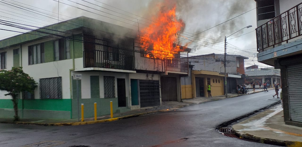 Fuego en vivienda
Alajuela, Carmen, de la iglesia Católica del Carmen 30 metros sur. Foto Francisco Barrantes.