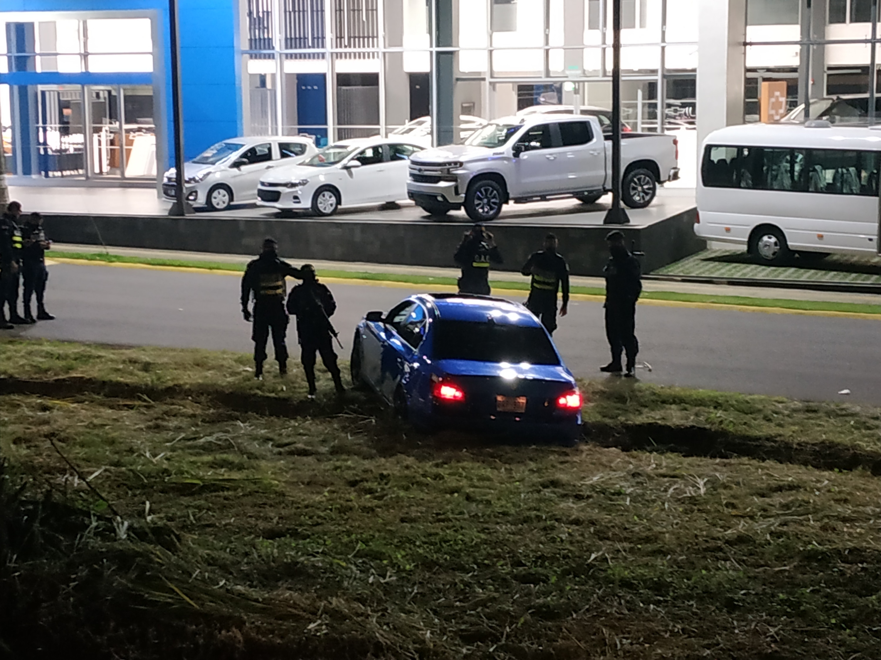 Un hombre de 44 años asesinado la noche del martes cuando viajaba en un automóvil marca BMW en San Juan de La Unión, Cartago, vivió los últimos 25 años rodeado de violencia.
Se trata de Esteban Sandí Miranda, conocido como el Chino Sandí, a quien mataron de un balazo en la cabeza el martes a las 8:35 p. m. cuando circulaba por la calle paralela a la autopista Florencia de Castillo, precisamente frente a la instalaciones del Grupo Q. Foto Keyna Calderón