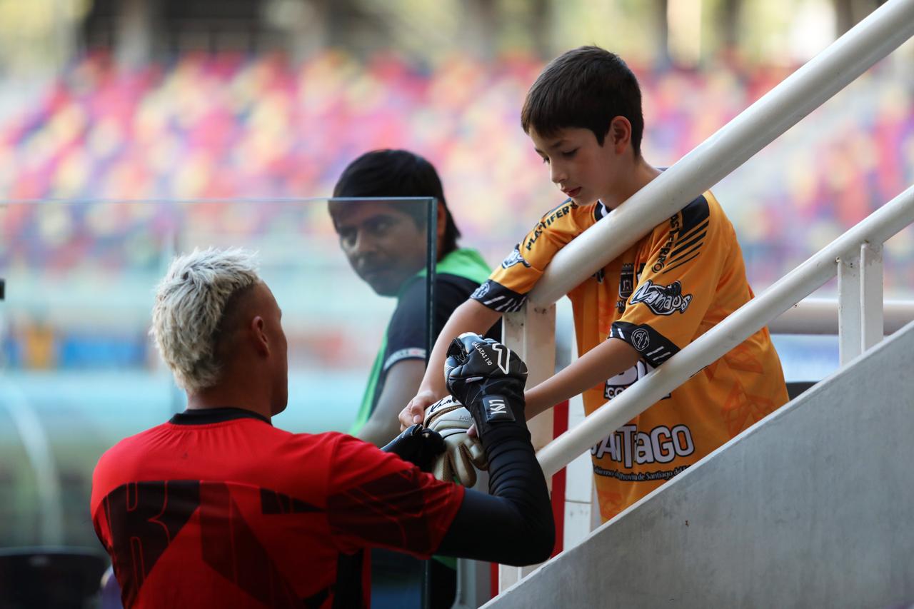 Keylor Navas junto a aficionados de otros equipos en Argentina, el tico genera admiración donde juegue Newell's.