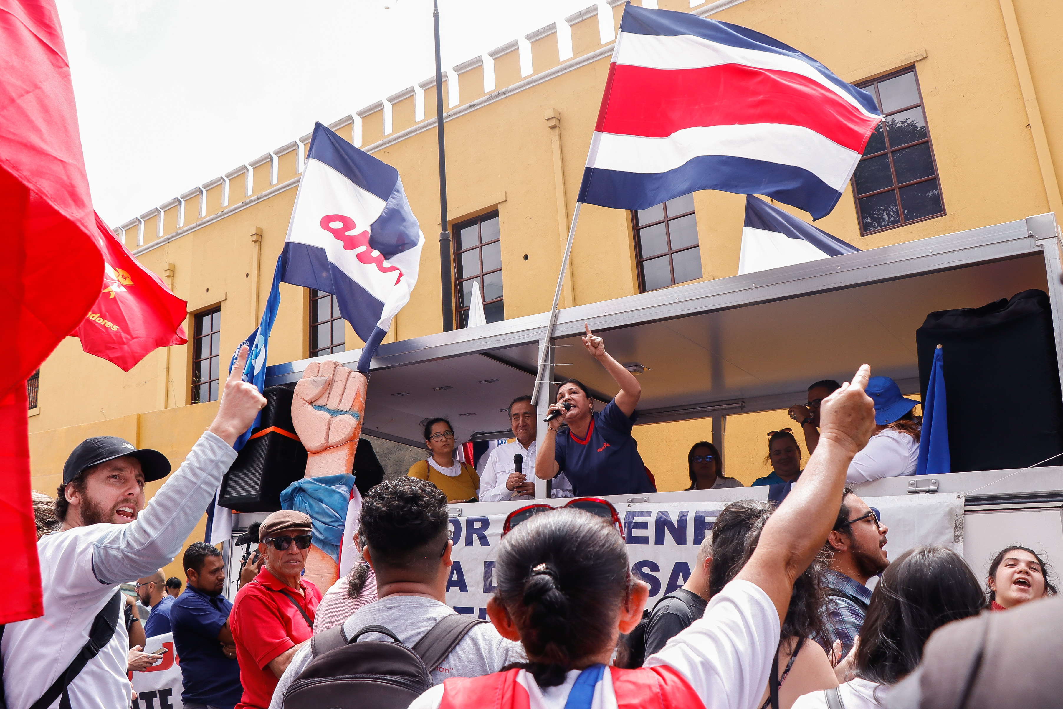 16/01/2020. San José. Manifestacion frente a Asamblea Legislativa donde los diputdos sesionan para aprobar el proyecto que restringe las huelgas. Foto: Lilliam Arce.
