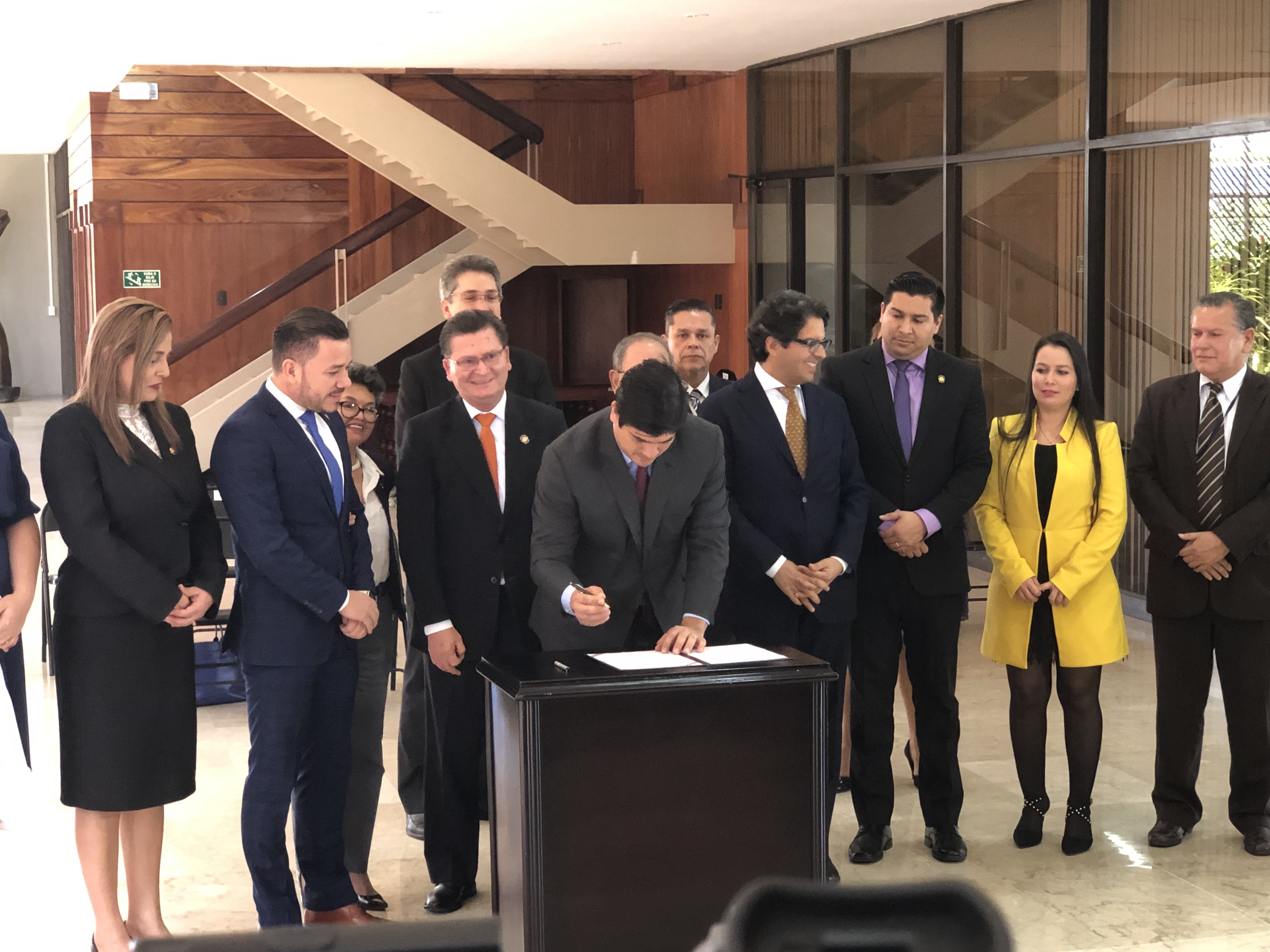 Presidente de la República, Carlos Alvarado, firma ley para evitar rebajas en sobresueldos a educadores contemplados en la reforma fiscal. Fotografía: Juan Diego Córdoba