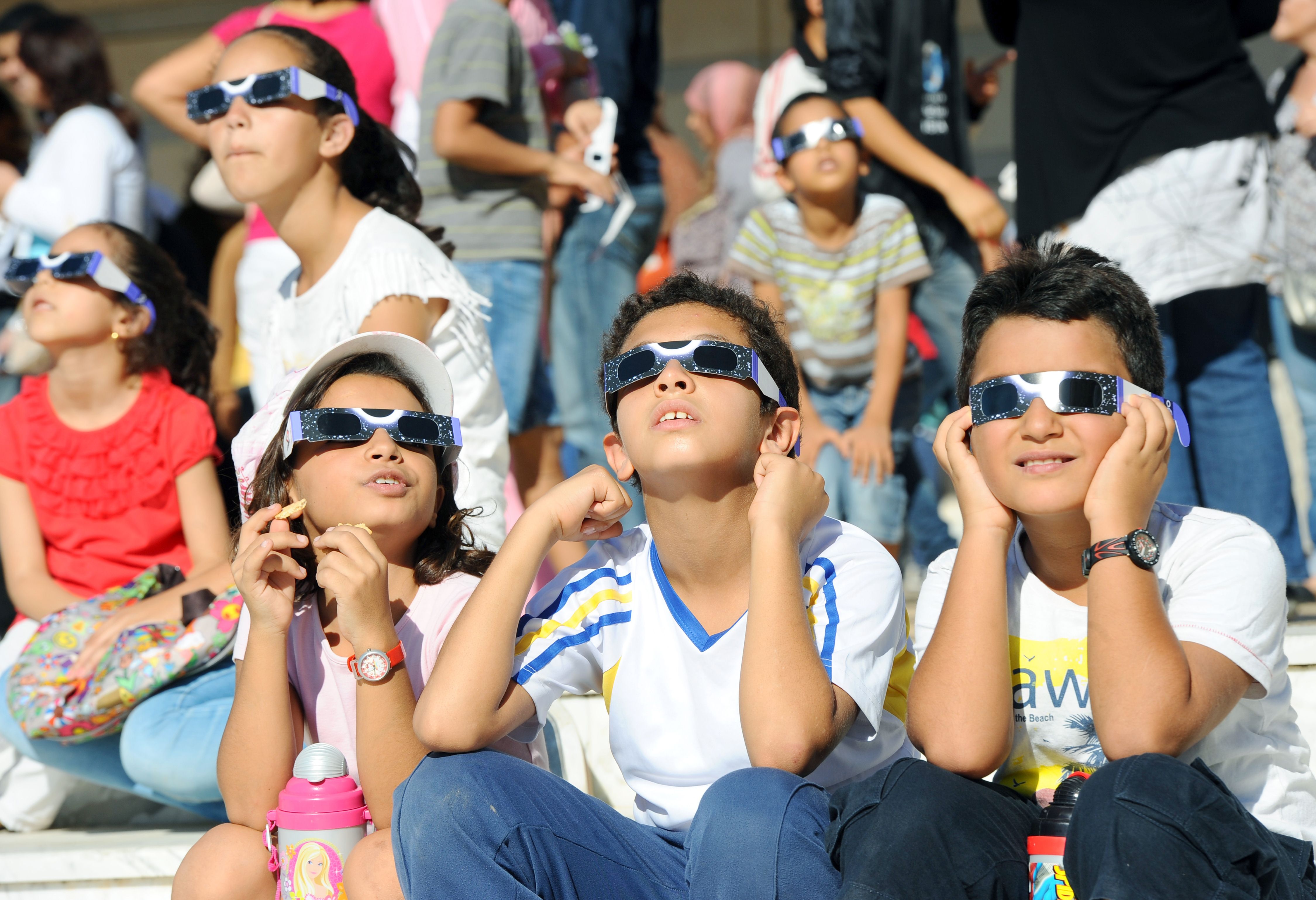 Filtros como estos son los que se necesitan para poder ver el eclipse. Foto: FETHI BELAID/AFP