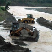 . Cuadrillas del MOPT dragaban ayer el cauce del río Balzar -en Ciudad Cortés- para limpiar los sedimentos de la última crecida y evitar nuevos desbordamientos. TAREA URGENTE