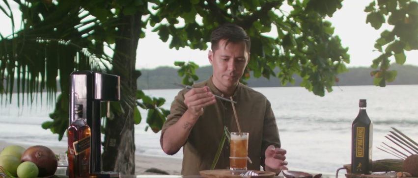 Con la playa como escenario e ingredientes de la zona, Fernando realizó un video en el que preparó el cóctel ganador. Foto: Captura de pantalla