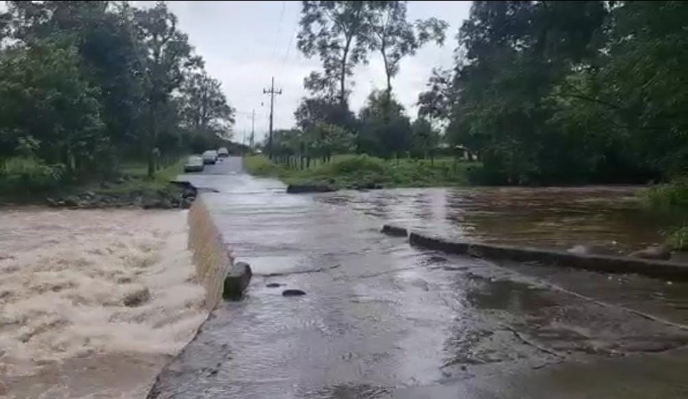 Este lunes el rio Santa Clara en Pococi se desbordó en el vado que comunica Roxana con Jimenez. Foto: Reiner Montero.