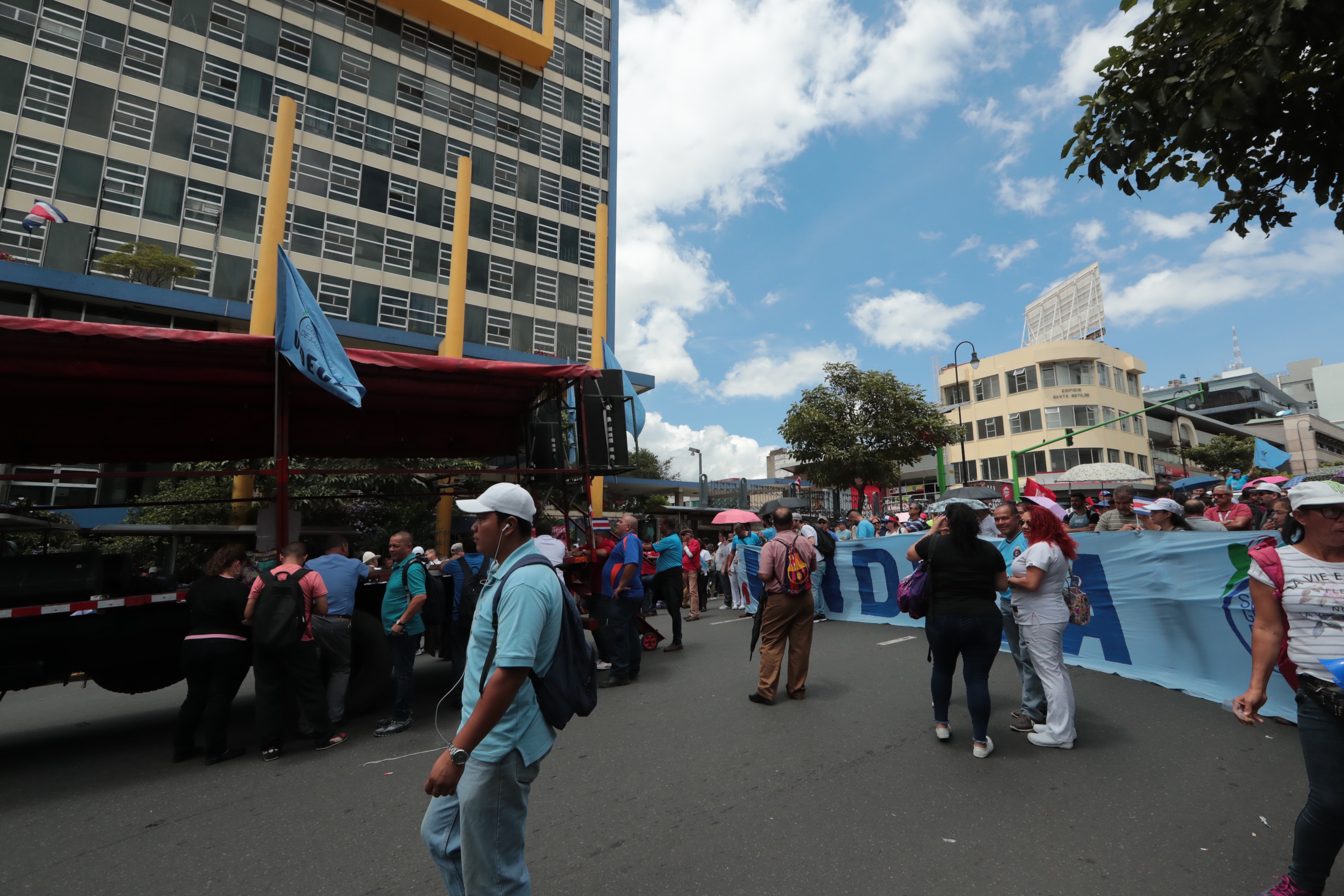 10/09/2019 protesta en avenida segunda por empleados de la caja .Alonso Tenorio