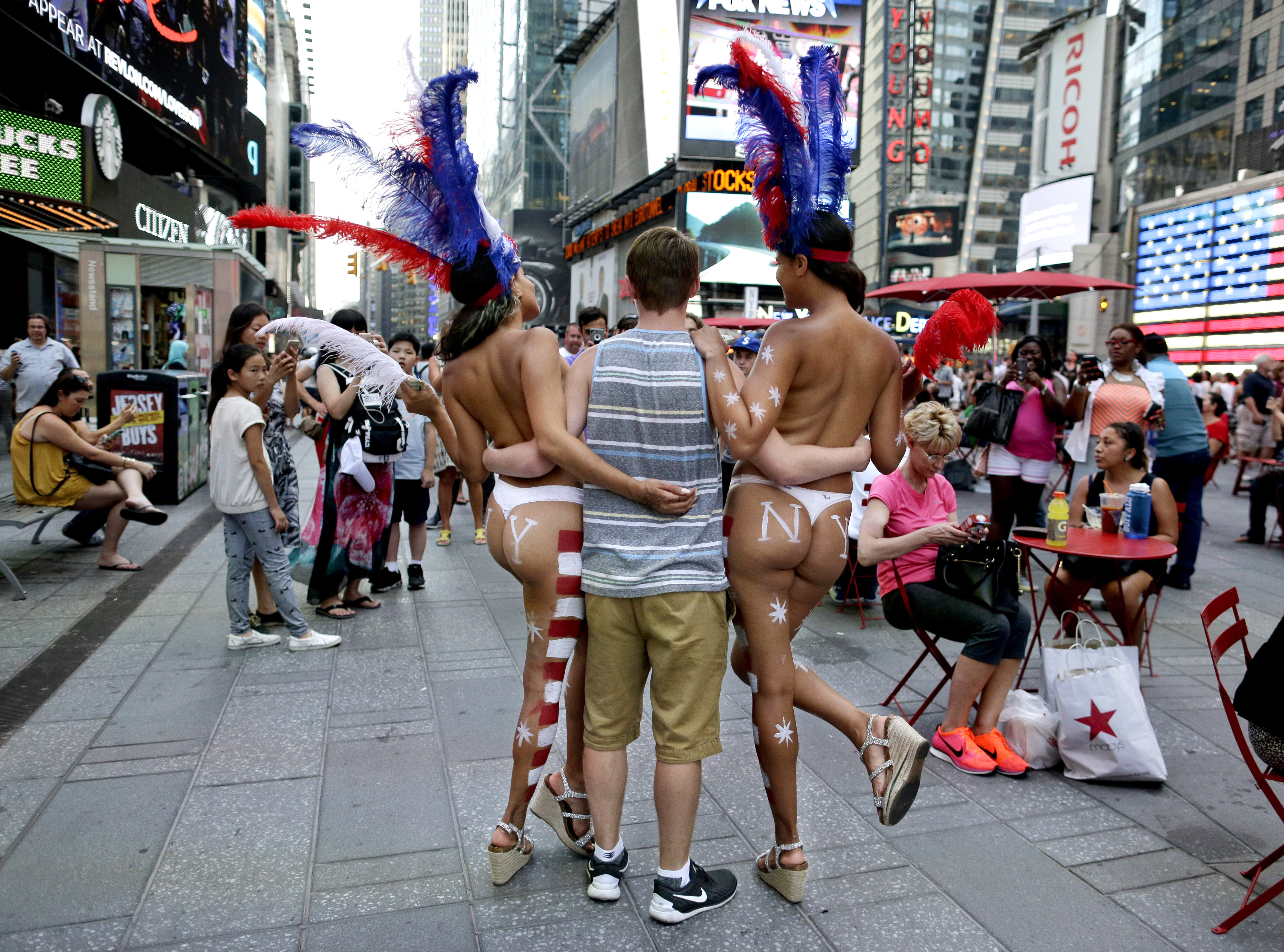 Polémica en Nueva York por toples en Times Square | La Nación