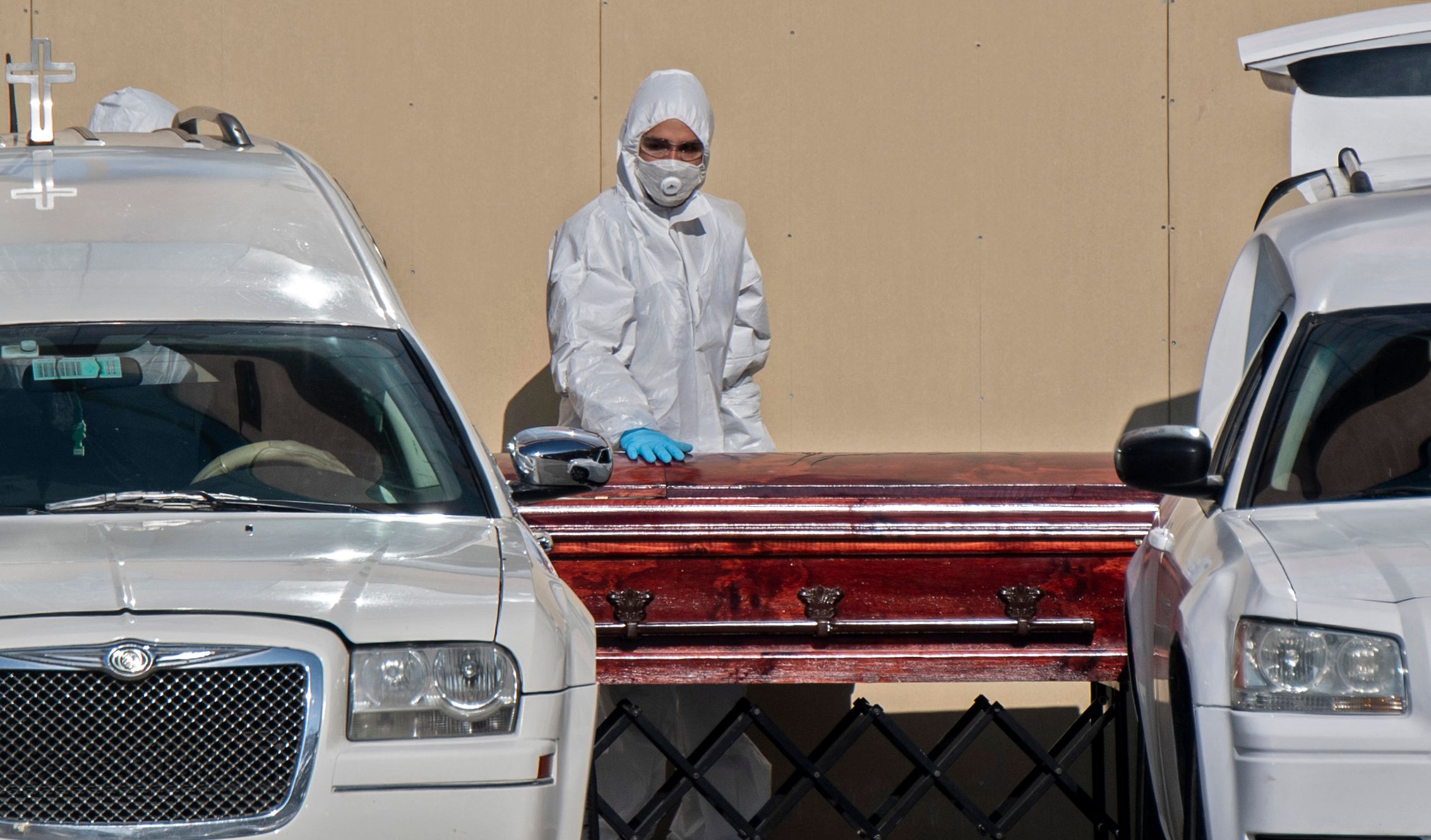 A health worker pushes a casket outside the San Jose public hospital morgue, amid the spread of the coronavirus disease (COVID-19) in Santiago, on June 05, 2020. - Deaths from the coronavirus in Chile have risen by more than 50 percent in the past week, the health ministry announced Friday, despite a three-week lockdown of the capital Santiago. Three months after the country registered its first infection, Health Minister Jaime Manalich reported 4,207 new infections and 92 deaths in the previous 24 hours. (Photo by Martin BERNETTI / AFP)
