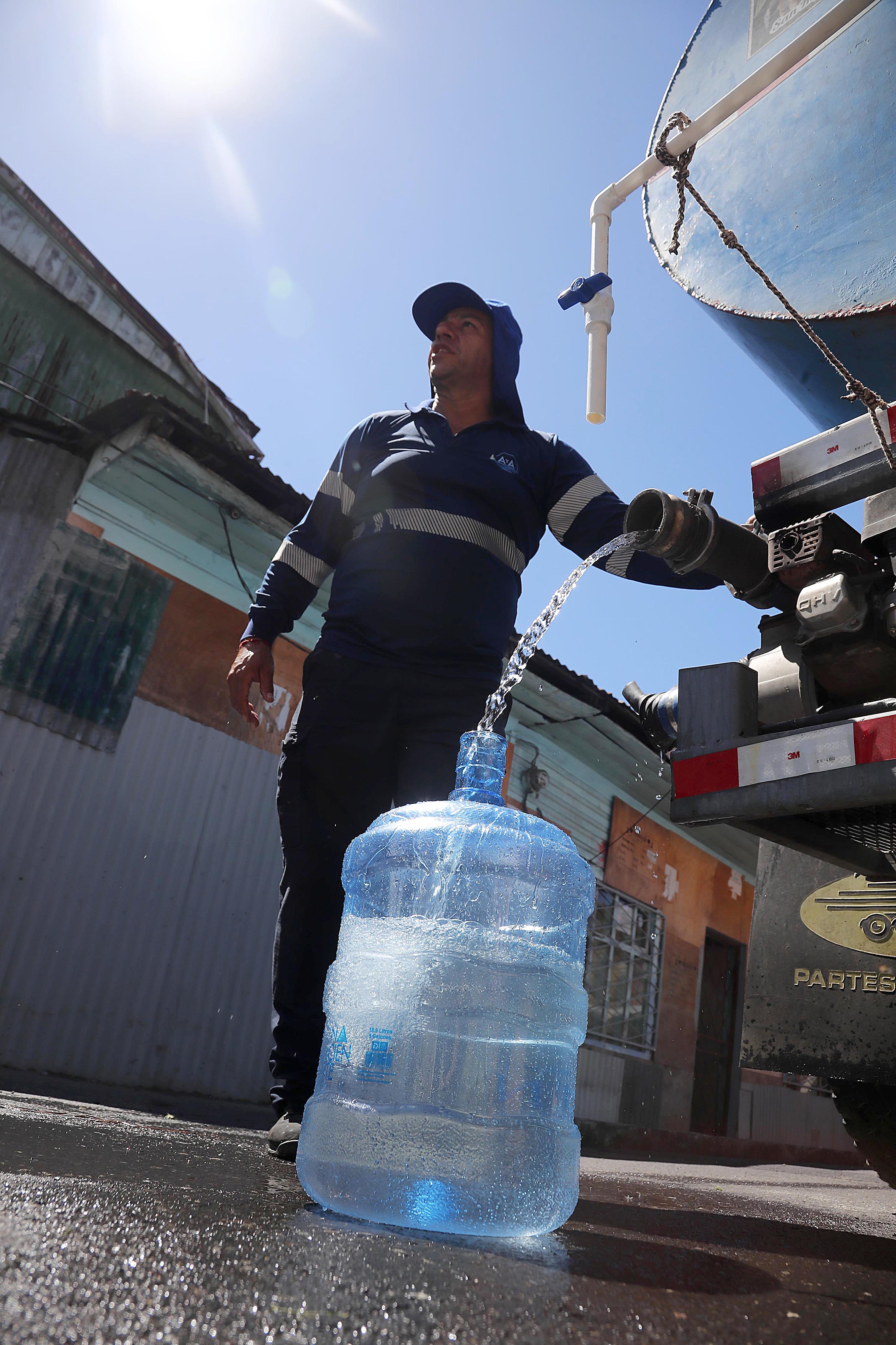 0/01/2024 Cinco Esquinas de Tibás, barrio San Gabriel Sur. Un camión cisterna contratado por Acueductos y Alcantarillados (AyA) repartió agua potable este martes por la mañana. Hombres, mujeres y niños de todas las edades se acercaron botellas, bidones, tarros y ollas para recoger agua ante la crisis que se vive por la contaminación del líquido con algún hidrocarburo hasta ahora desconocido. Foto: Rafael Pacheco Granados