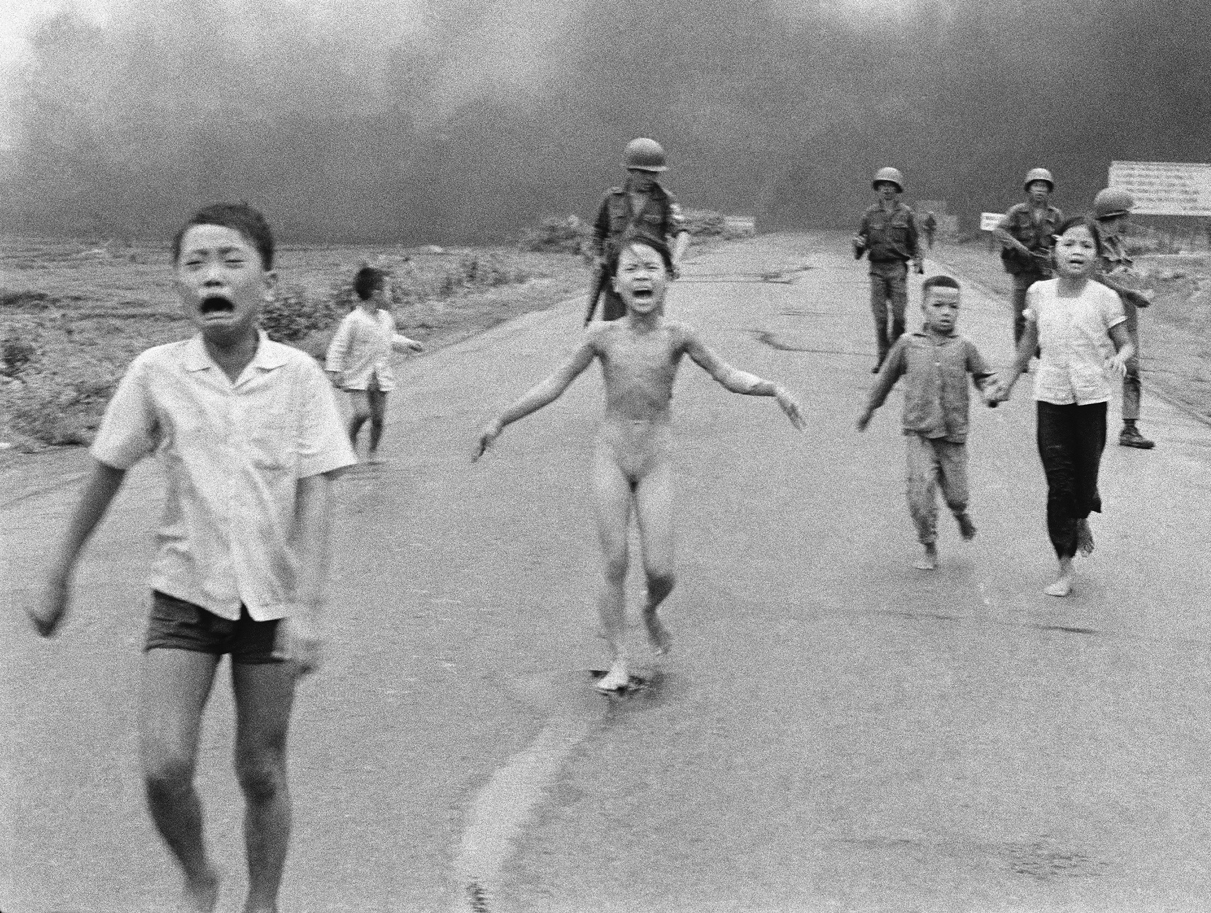 La niña Kim Phuc (centro), de 9 años, y otros menores huían despavoridos de los bombardeos con napalm de la aviación militar survietnamita, el 8 de junio de 1972.
