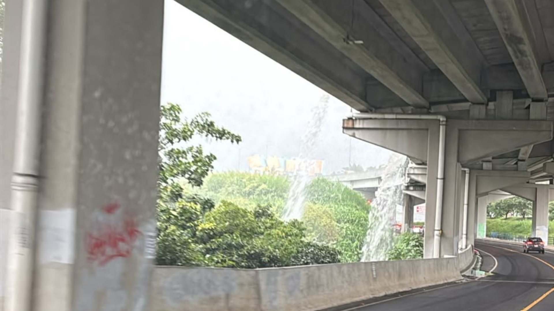 Las lluvias afectan Circunvalación Norte mientras el IMN alerta sobre tormentas eléctricas y riesgo de inundaciones en varios sectores de la GAM.