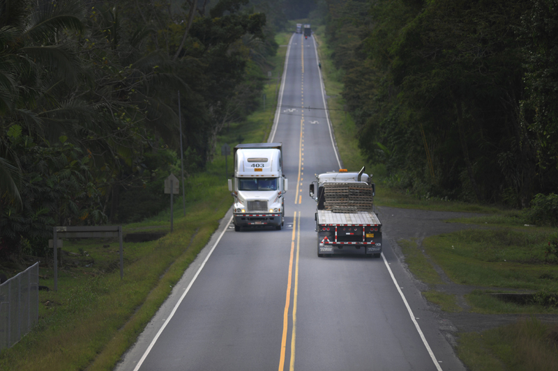 El contrato firmado entre el Conavi y la constructora china CHEC pretende ampliar a cuatro carriles un tramo de 107 km entre el cruce a Río Frío y la ciudad de Limón. Esa obra sería financiada mediante un préstamo de $395 por parte del Gobierno chino, además de una contrapartida costarricense por $70 millones. | ARCHIVO