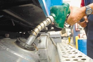 El nuevo aumento en los combustibles que empezara a regir este martes, es la causa del movimiento vehicular que se evidencio estes lunes en las estaciones de servicio, como en esta de Pavas, cerca de la Embajada americana. Los transportistas y comerciantes se ven seriamente afectados (14-07-08). Foto: Rafael Pacheco Combustibles, Gasolineras, Gasolina, Diésel, Precios