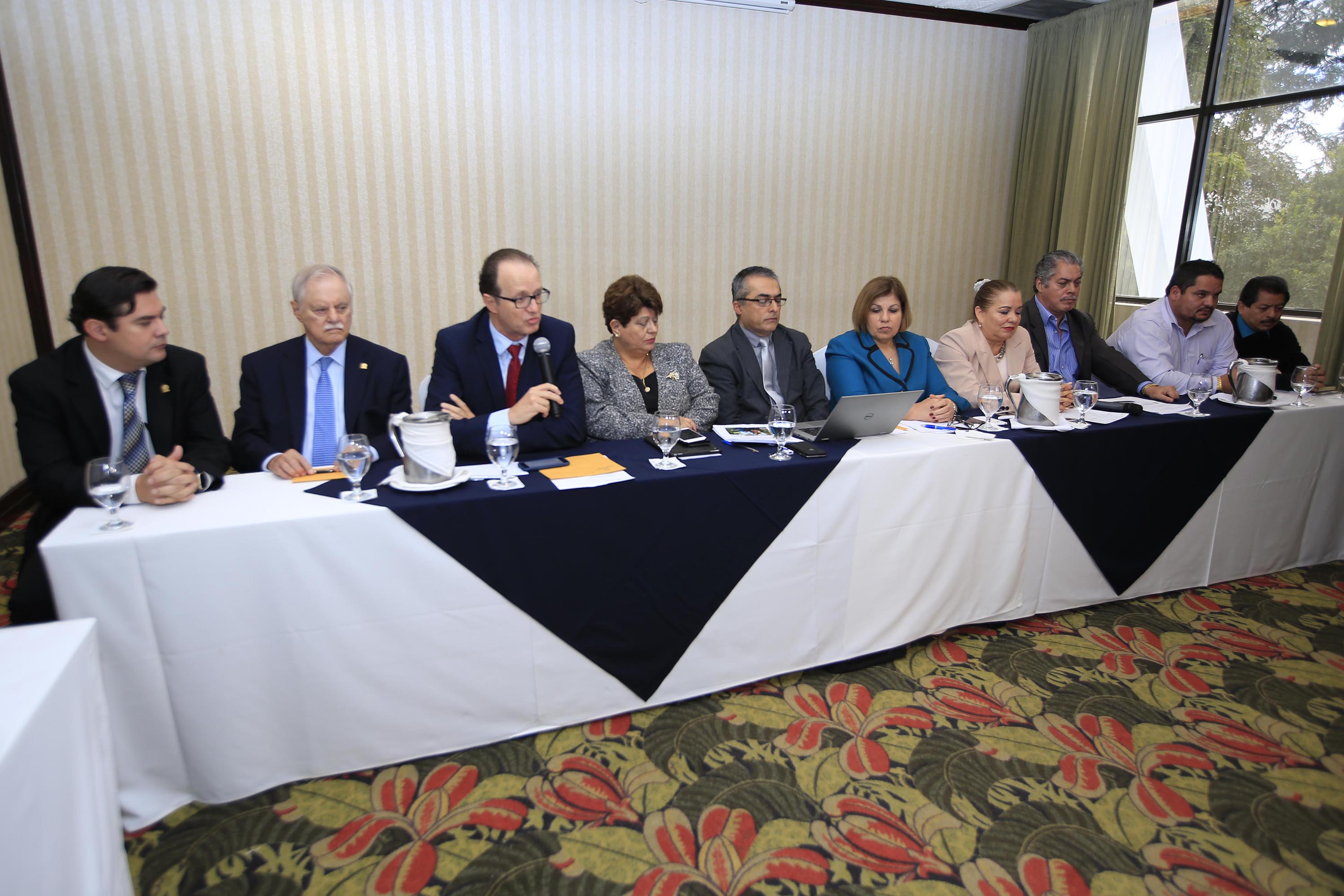06/11/2017 Hotel Aurola Holiday Inn, San José. Mesa de Diálogo presenta informe final sobre propuesta de reforma a pensiones de CCSS. De izquierda a derecha: Fabio Masís, Rafael Carrillo Lara y Luis Mesalles (representantes del Sector Empresarial), Olga Marta Sánchez (Ministra de Planificación), Alfredo Husbum (Ministro de Trabajo), Marjorie Morera (Directora General de Presupuesto), Martha Rodríguez y Mario Rojas (representantes del Sector Sindical), José Alfredo Rojas (representante del Sector Cooperativista) y Marvin Durán (representante del Sector Solidarista). Foto: Rafael Pacheco