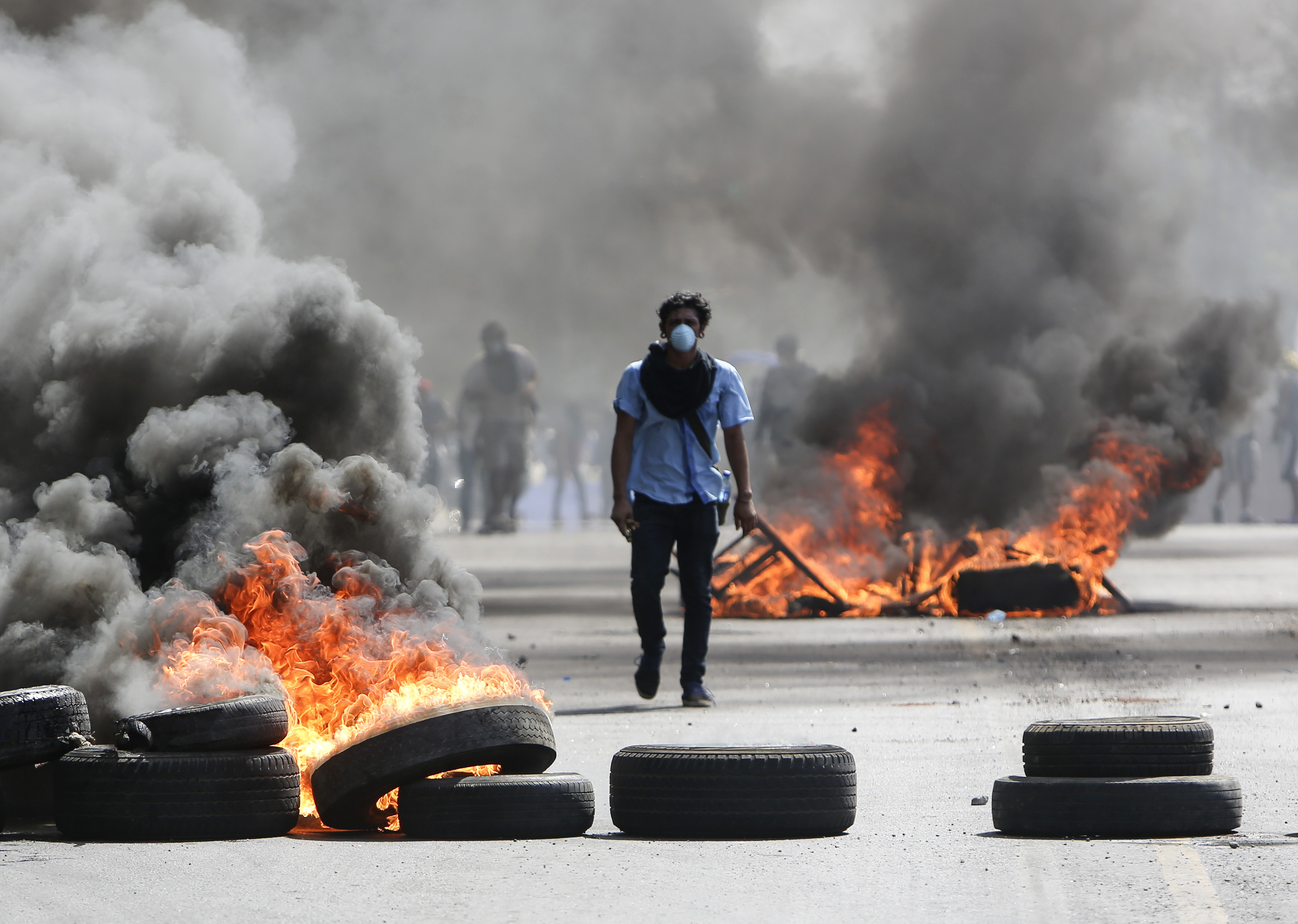 Un hombre enmascarado protesta en Nicaragua contra la reforma a la seguridad social que promueve el gobierno de Daniel Ortega. (Fotografía AP/Alfredo Zuniga).