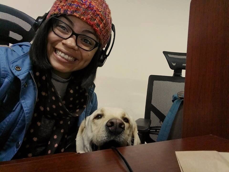 Satcha Villafuente es otra de las colaboradoras que disfruta cuando sus compañeros llevan sus mascotas al trabajo. Foto: Wendy Sandoval para LN.