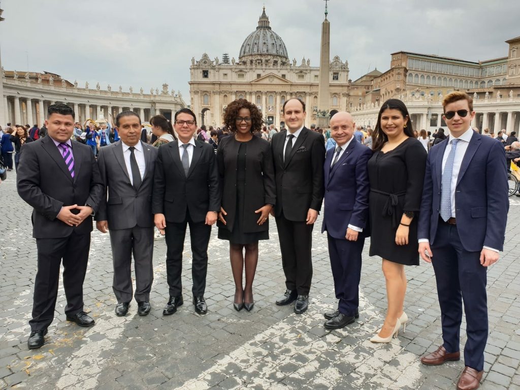 La gira por Italia y el Vaticano se extendió del 14 al 20 de octubre. Junto a Campbell, salieron desde Costa Rica Costa Rica Carolina Fernández Álvarez, entonces directora adjunta de Política Exterior, y Edwin Arias, jefe de gabinete (a la derecha de la vicepresidenta). Allí, se les unieron varios miembros del cuerpo diplomático costarricense en el exterior. A la izquierda de la jerarca, aparece su esposo. Foto: cortesía de Crhoy.com.