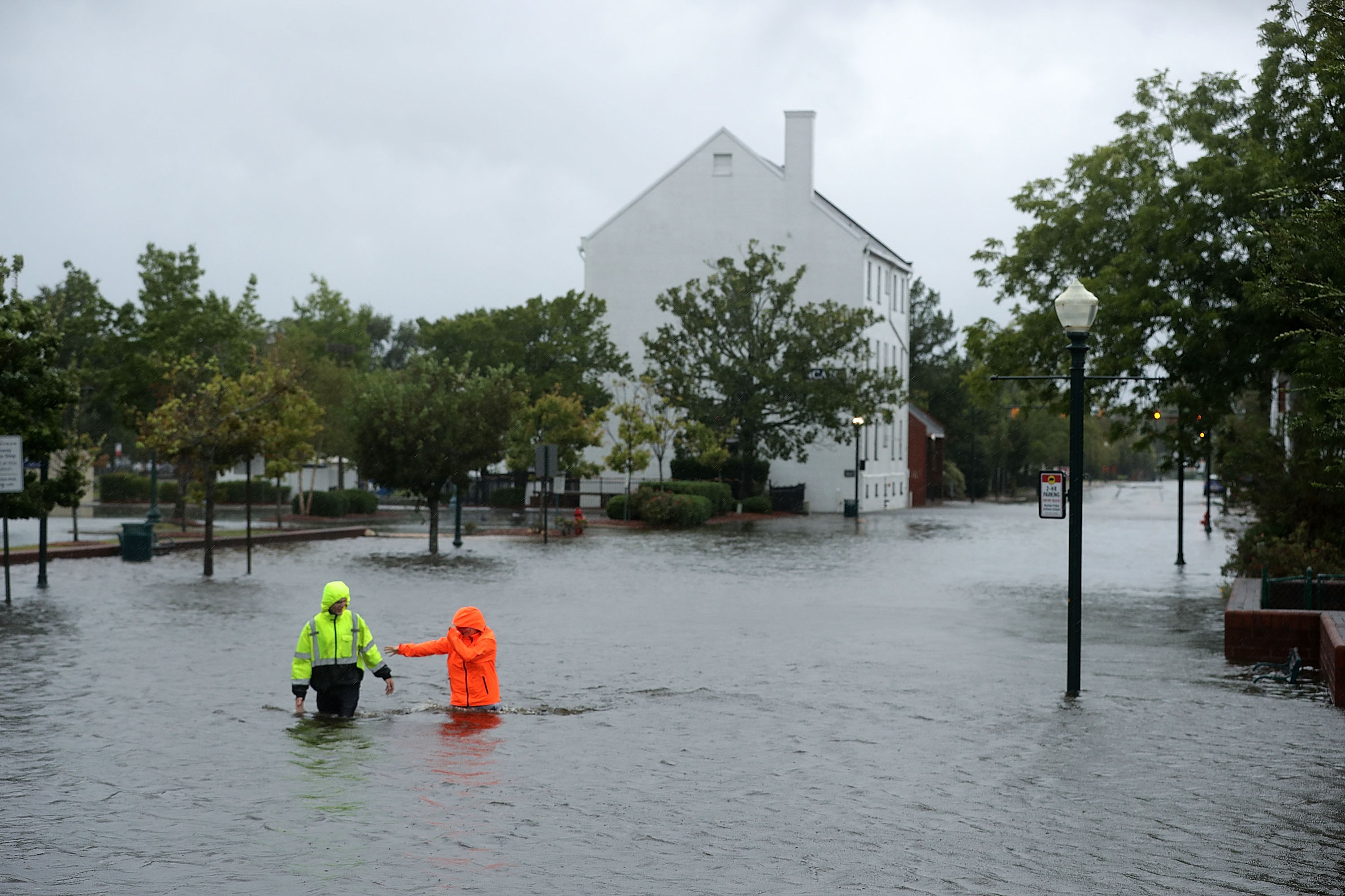 Los residentes caminan en calles inundadas mientras el río Neuse inunda sus orillas durante el huracán Florence, Carolina del Norte, el 13 de setiembre de 2018. Foto: AFP