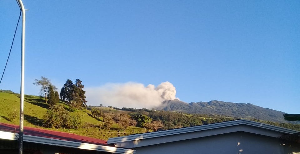 Vista desde la erupción este miércoles del volcán Turrialba desde Desde Coliblanco de Alvarado a las 6:20 am / Imagen Marco Tulio Zúñiga