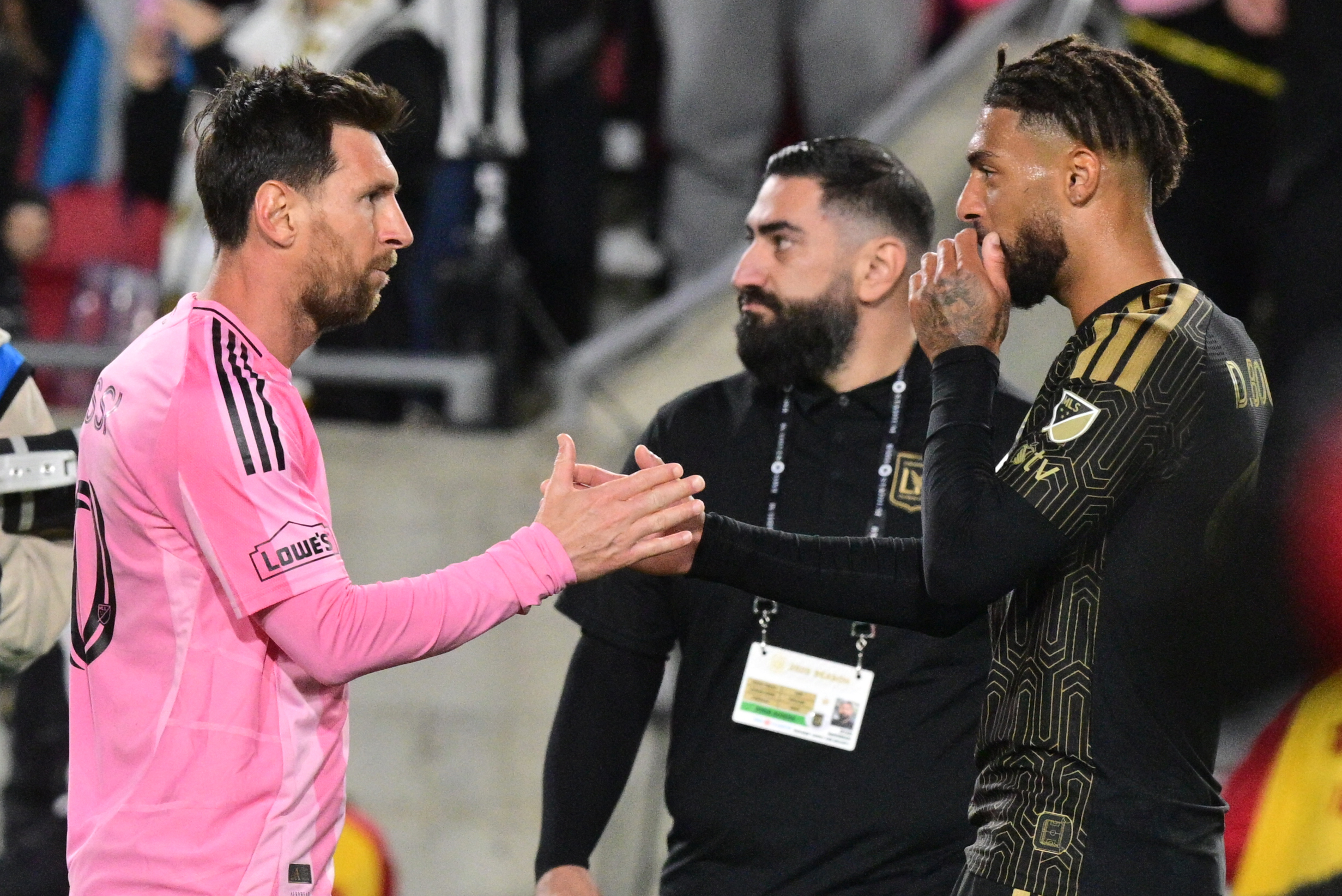 Lionel Messi y Denis Bouanga se saludan en el partido entre Inter Miami y LAFC.