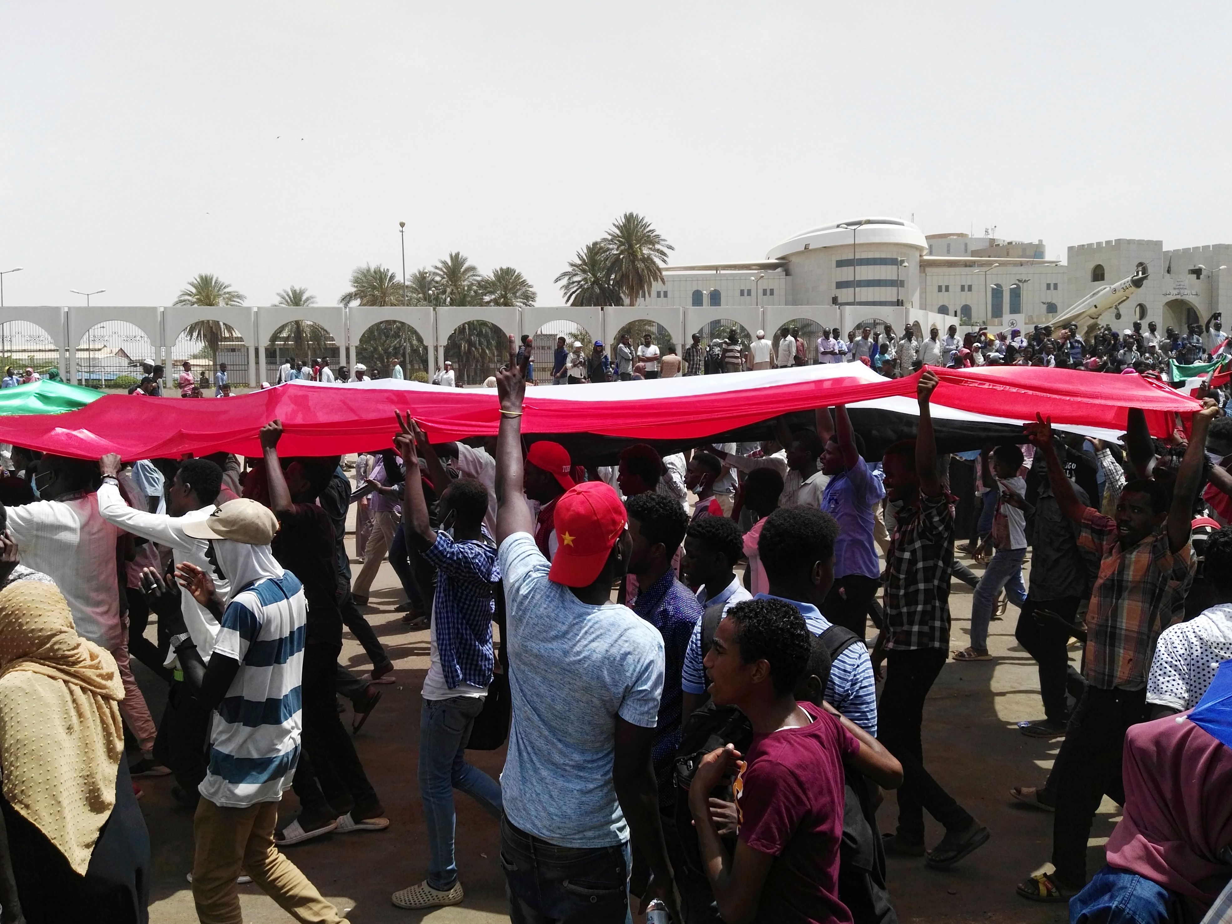 Sudanese demonstrators chant slogans during a rally in front of the military headquarters in the capital Khartoum on April 10, 2019. - Thousands of protesters have been camping outside the military complex housing Bashir's official residence in Khartoum since April 6, braving tear gas and deadly gun shots from security services in defiance of a state of emergency banning all such demonstrations. The army, which has steered clear of intervening in the clashes since the start of the anti-government protests in December, has so far stood on the sidelines. (Photo by - / AFP)