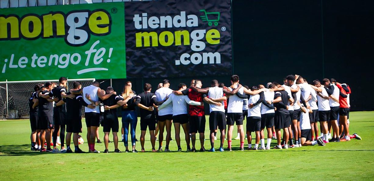 Alajuelense ha tenido que usar a jugadores en posiciones no habituales por necesidad y le ha funcionado.
