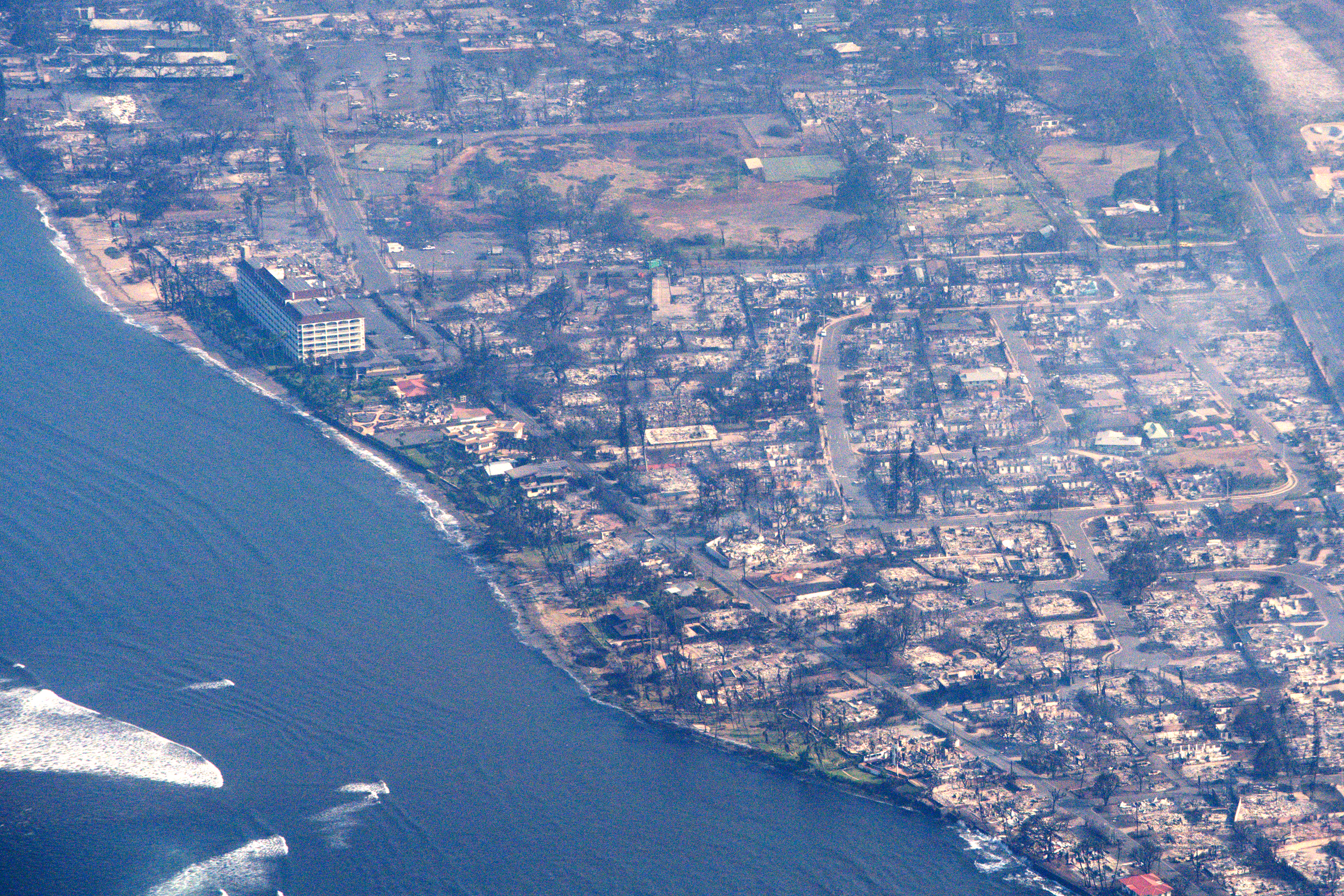 Esta foto del folleto, cortesía de Carter Barto a través de Facebook, muestra una vista aérea de los edificios dañados por un incendio forestal en Lahaina, Hawái