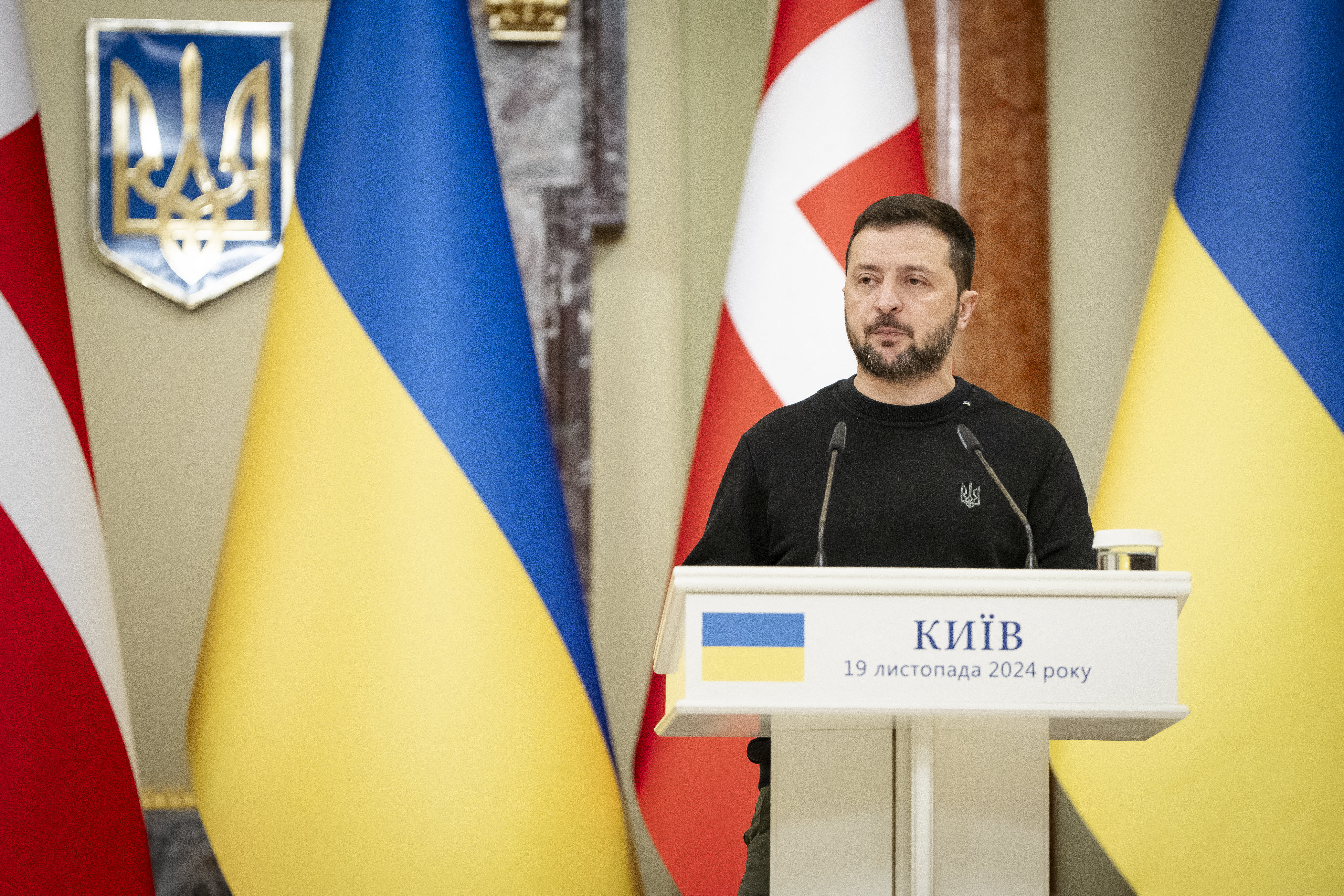 El presidente de Ucrania, Volodymyr Zelensky, asiste a una conferencia de prensa conjunta con el primer ministro de Dinamarca en el palacio presidencial en Kiev. Europa podría intensificar su apoyo militar a Kiev si Estados Unidos reduce su ayuda bajo una administración Trump.