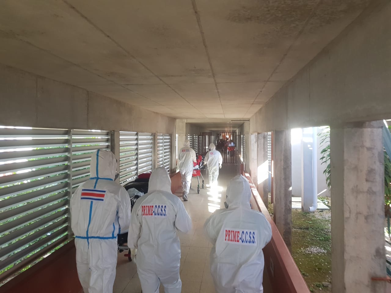 Segundo 'megatraslado' de enfermos covid-19 de CCSS. Doce pacientes del hospital de liberia fueron llevados a hospitales de la capital ante saturación del Enrique Baltodano. Foto: CCSS. 11 de diciembre