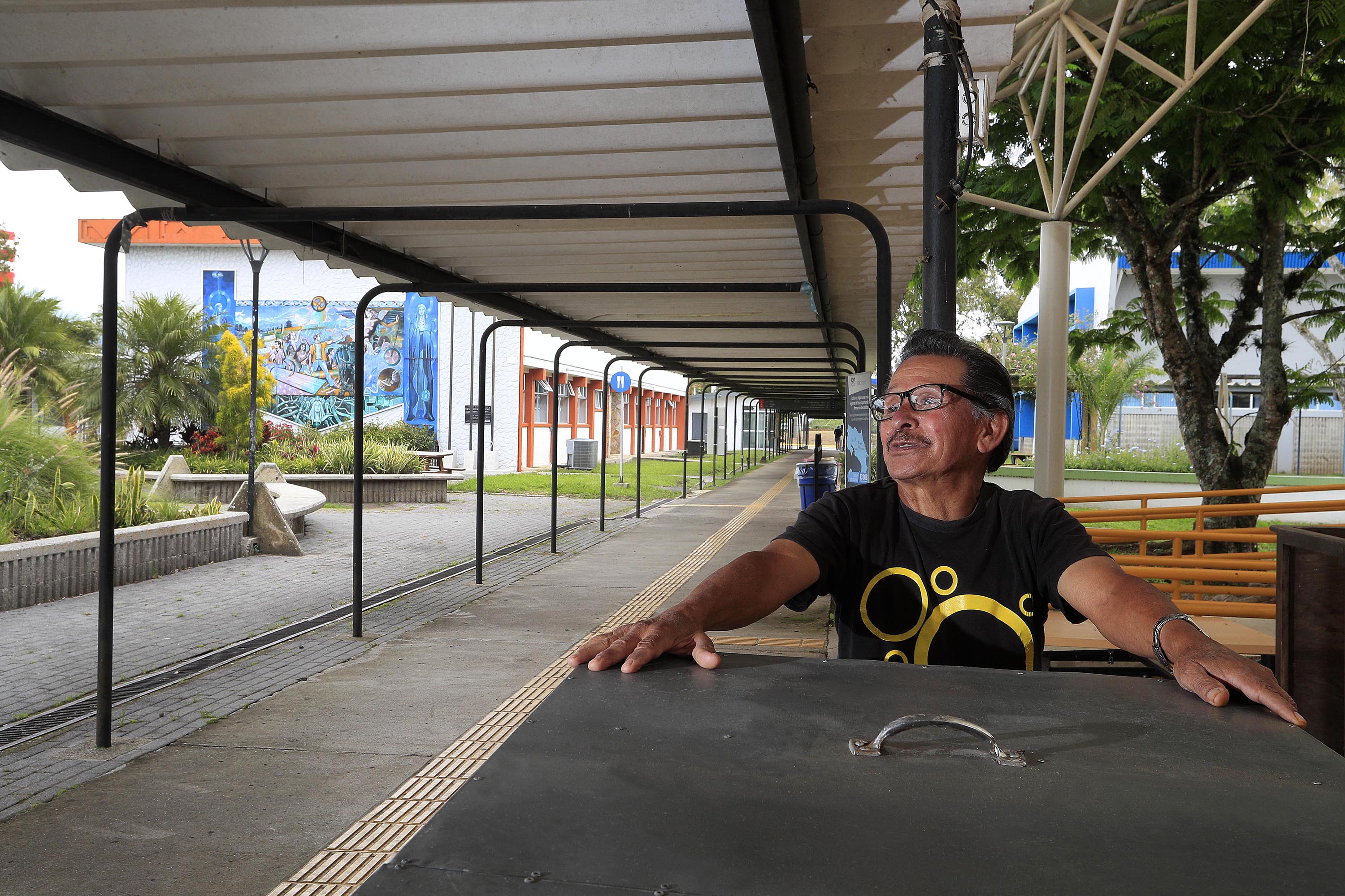 25/06/2021 Cartago. Antonio Calderón, conocido como El señor del carrito del TEC, quien vende repostería a los estudiantes de ese centro. Aqui en las propias instalaciones del Instituto Tecnológico (ITCR). Foto: Rafael Pacheco Granados
