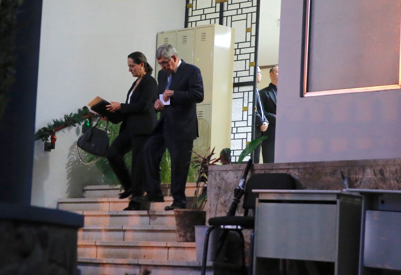 El expresidente Óscar Arias sale de la Fiscalía General junto con su esposa Suzanne Fischel. Allí, declaró sobre el caso de la mina Crucitas este 8 de noviembre.