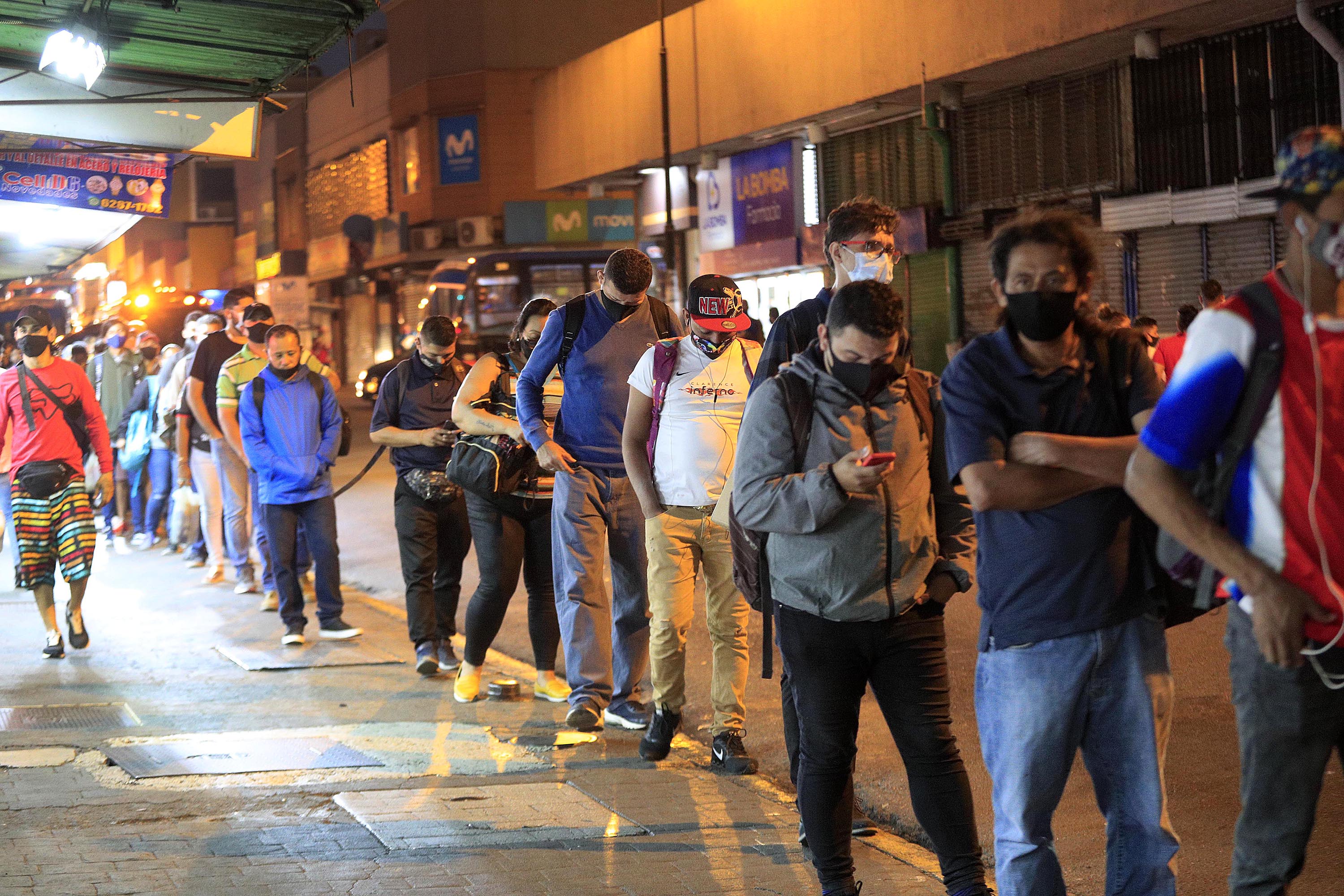 19/05/2021 San José. Recorrido por varias paradas de buses, en el centro de la capital, dejó en evidencia que estos espacios son potenciales focos de contagio de la covid-19. Espacios estrechos de las aceras, muy escaso distanciamiento entre las personas, vendedores que vociferan para anunciar sus productos y algunos que siguen usando mal la mascarilla, aumentan la posibilidad de llevar la mortal enfermedad a casa. En la foto, parada de buses de Pavas, en avenida 1. Foto: Rafael Pacheco