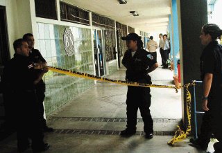 Oficiales de la Fuerza Pública custodiaron las instalaciones tras el millonario robo. | FRANCISCO RODRÍGUEZ