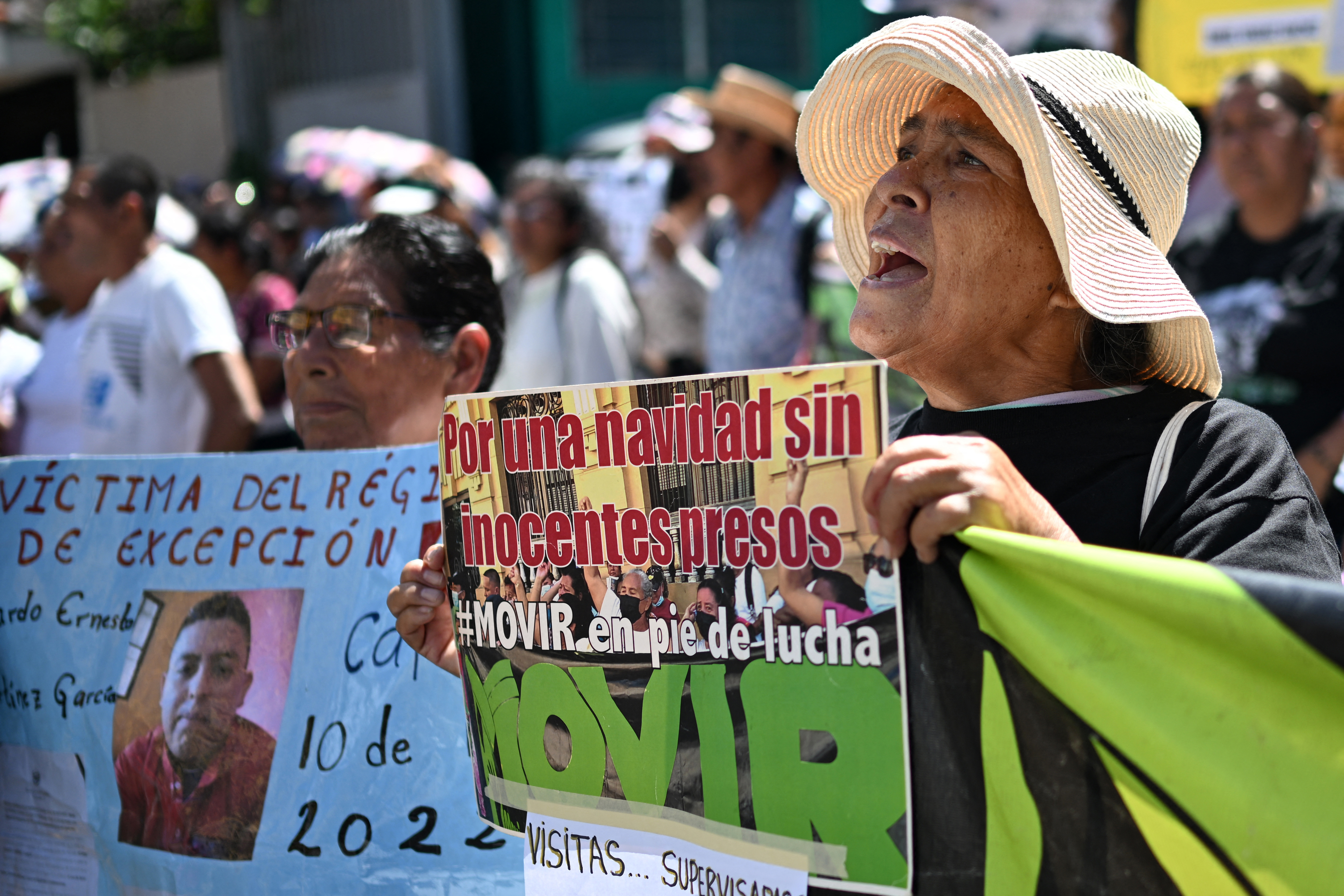 Personas sostienen carteles alusivos durante una manifestación que pide la liberación de familiares detenidos durante el decreto de estado de excepción por parte del gobierno salvadoreño para combatir a grupos criminales, en San Salvador el pasado 23 de octubre.