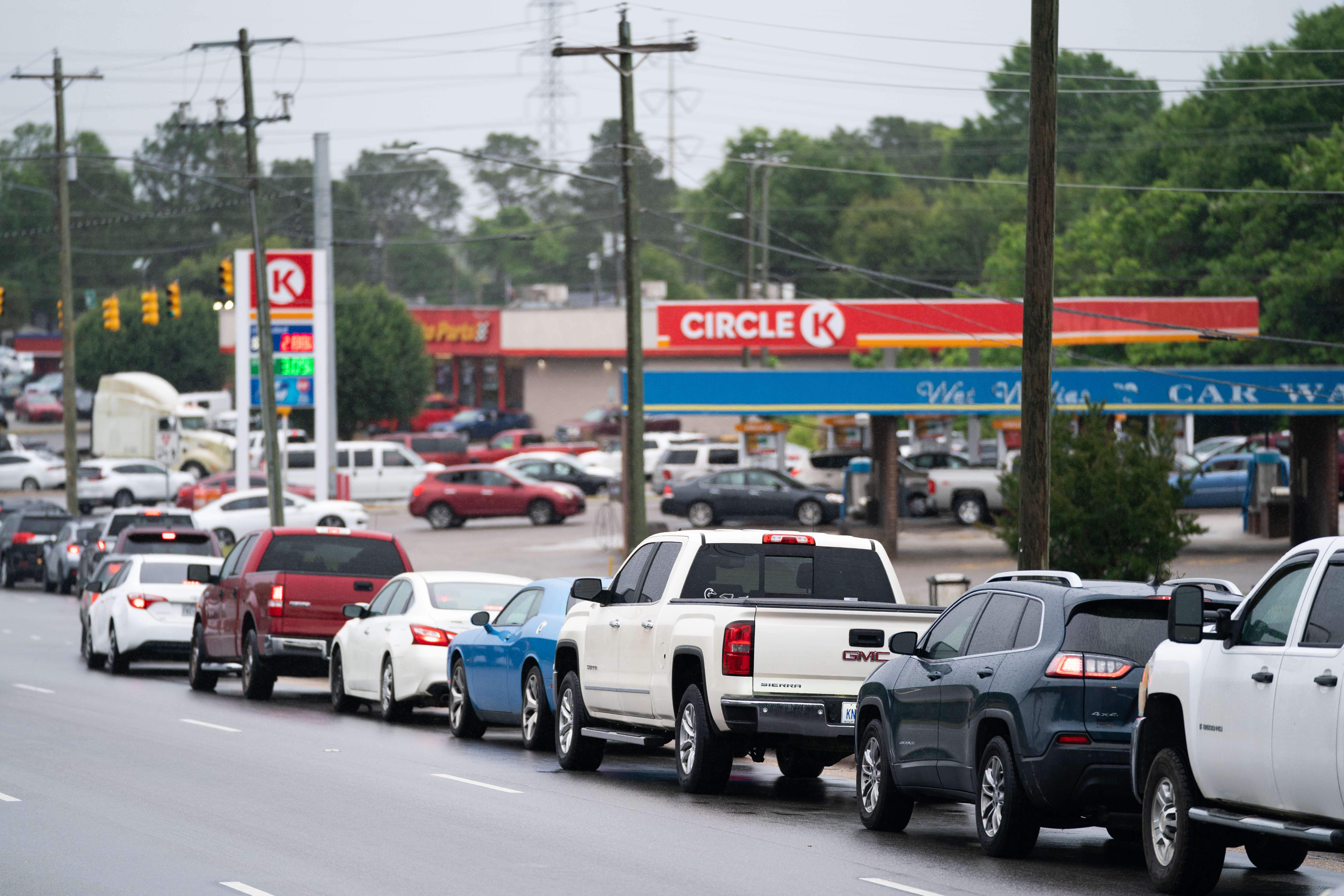 Largas filas de vehículos se formaron en distintas ciudades estadounidenses, ante la preocupación por una eventual escasez de gasolina. En la imagen, la situación en Fayetteville, Carolina del Norte. North Carolina. Foto: Sean Rayford/Getty Images/AFP