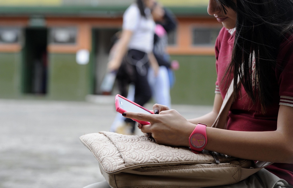 12/08/15 Sabana. Los celulares que utilizan los alumnos en los colegios y escuelas ya no podrán decomisarlos por los maestros. Maria Jose Barrantes, estudiante del Colegio Dobles Segreda en la Sabana. Fotografia: Graciela Solis.