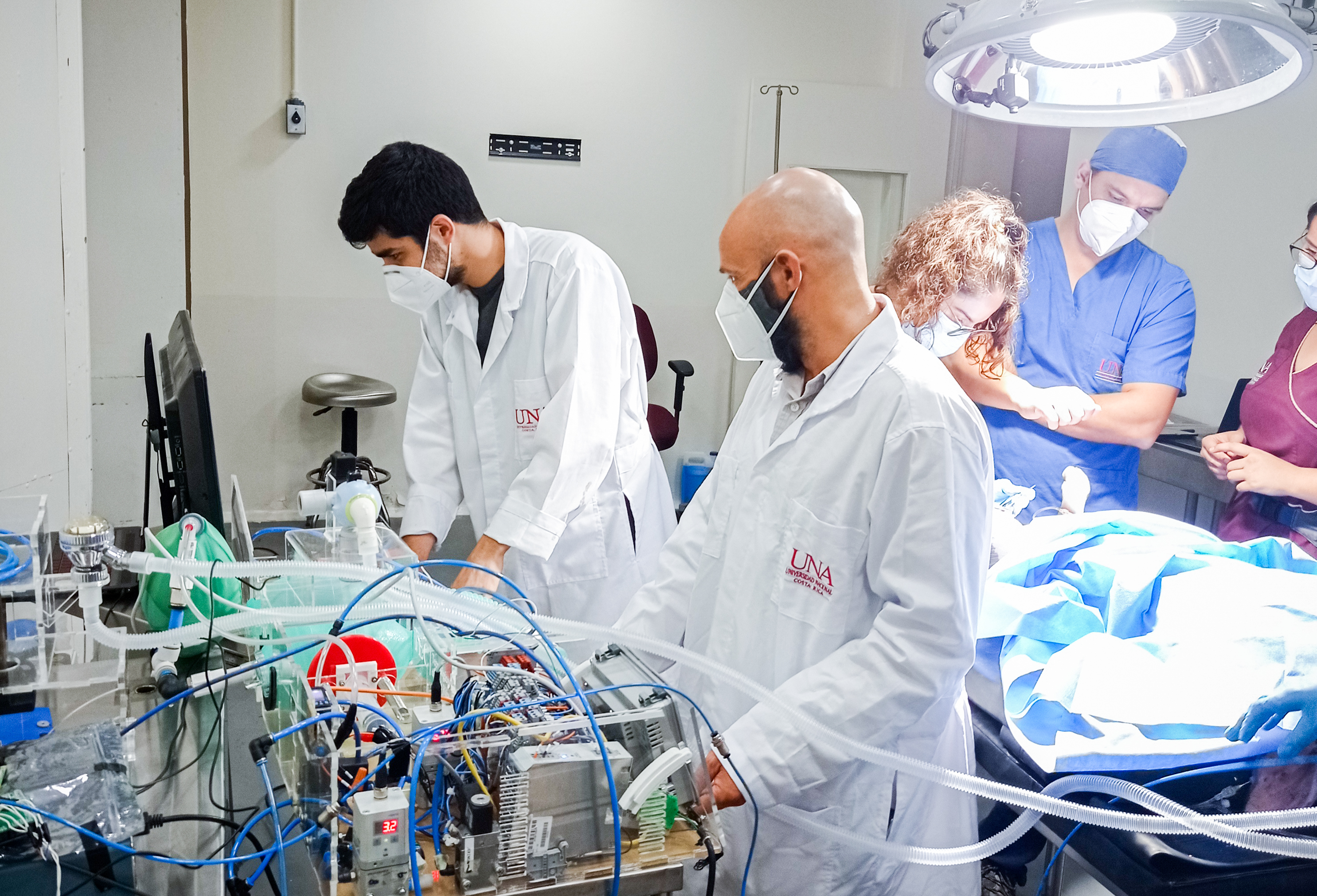 Personal de la UNA del Servicio de Enseñanza y Simulación Clínica y del Hospital Equino y de Especies Mayores de la Escuela de Medicina Veterinaria durante una de las pruebas en animales del respirador. / Fotografía: TEC para LN.