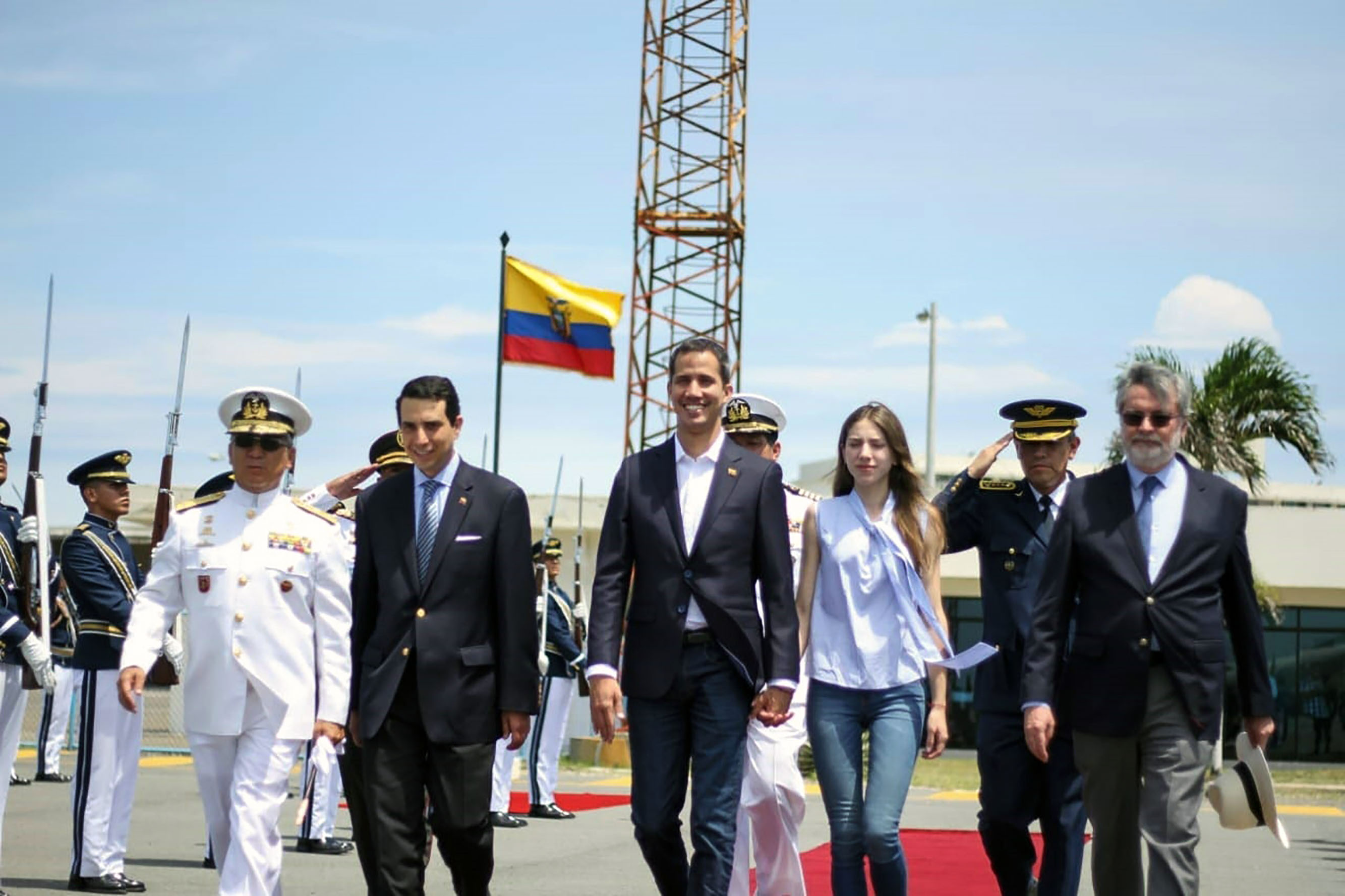 El presidente interino Juan Guaidó (centro) y su esposa Fabiana Rosales que recibieron una despedida presidencial antes de partir desde el aeropuerto de Salinas, Ecuador, el 3 de marzo del 2019.
Foto: AFP