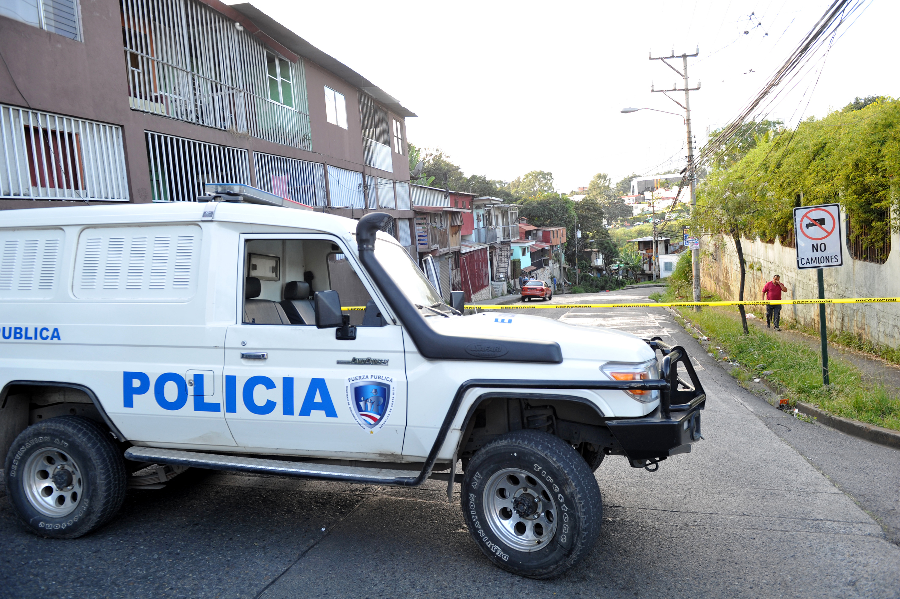 La Fuerza Pública colabora en las pesquisas y esta mañana el paso estaba cerrado a vehículos y a peatones que no fueran los vecinos del bajo Los Ledezma en La Uruca. Foto: Marvin Caravaca.