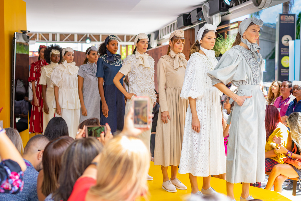 El desfile conceptual de Brasil mostró tendencias para la temporada otoño-invierno. En ella predomina la mezclilla, los colores metálicos y estampados. Foto: Inexmoda para LN